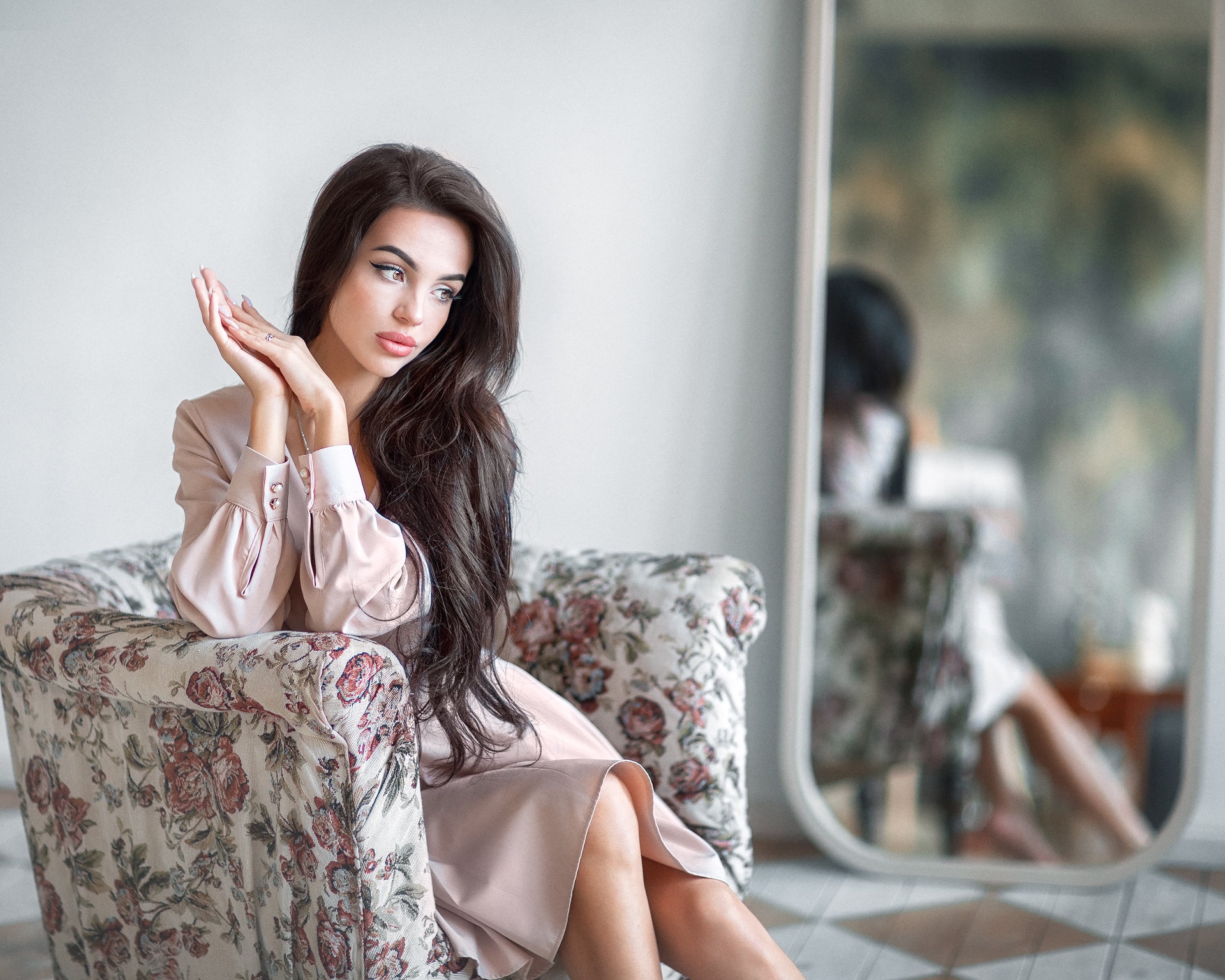 Красивые позы на стуле. Мейси би. Шатенка в кресле. Девушка в кресле. Девушка anastasia barmina.