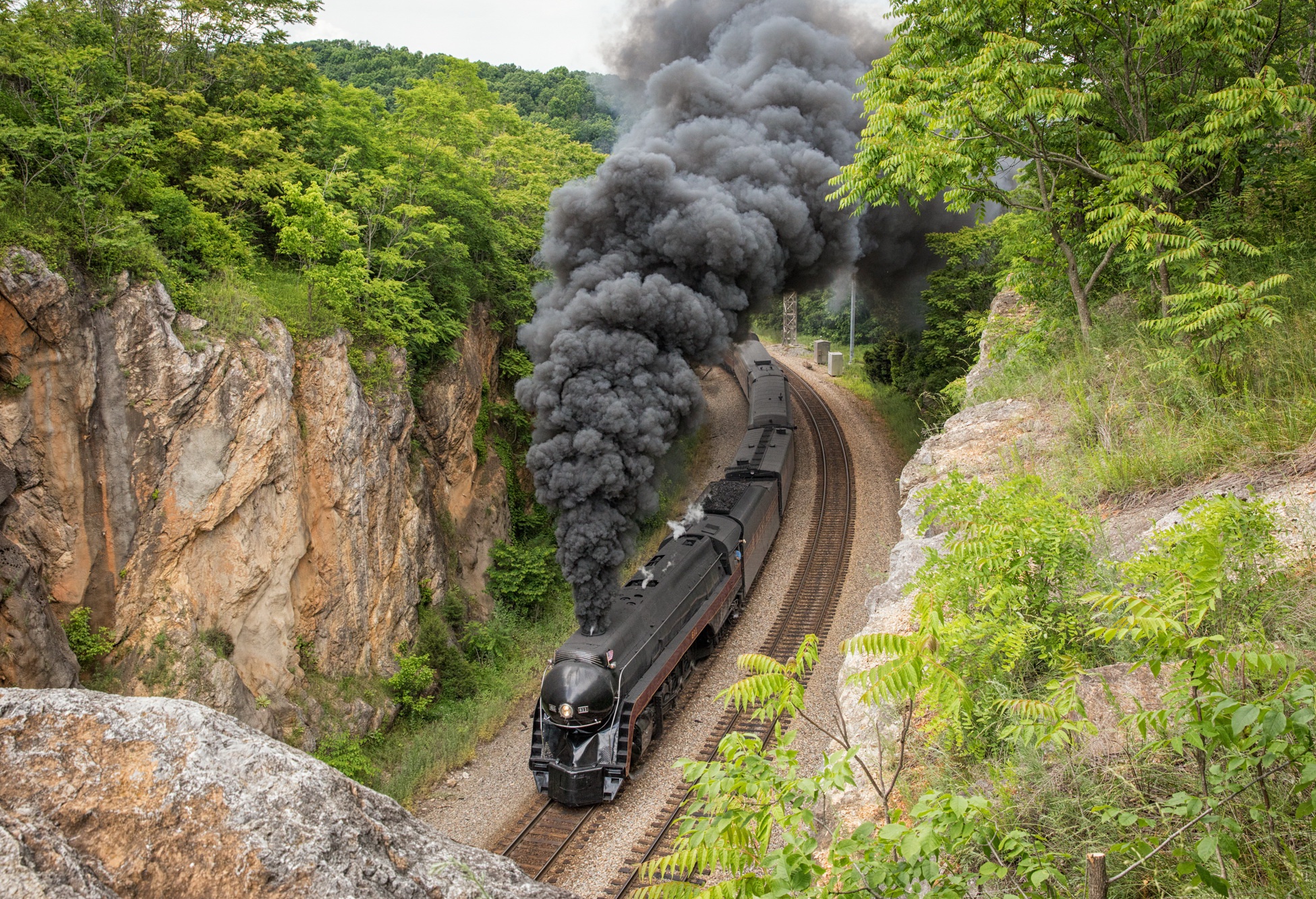 Train picture. Железная дорога. Железная дорога паровоз. О поездах и железной дороге. Извилистая железная дорога.