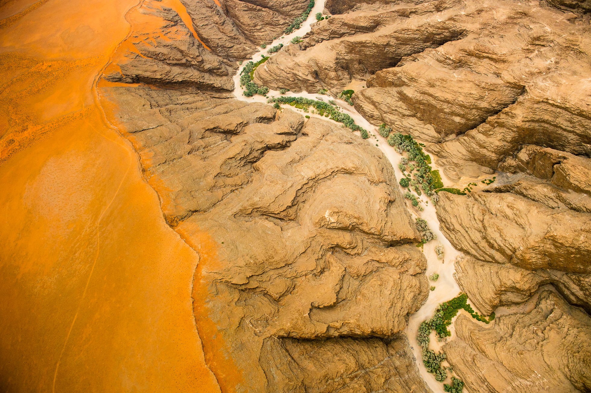 Rivers in the desert. Вади пересыхающие реки Африки. Пустыня вид сверху. Пустыня с высоты птичьего полета. Река вид сверху.