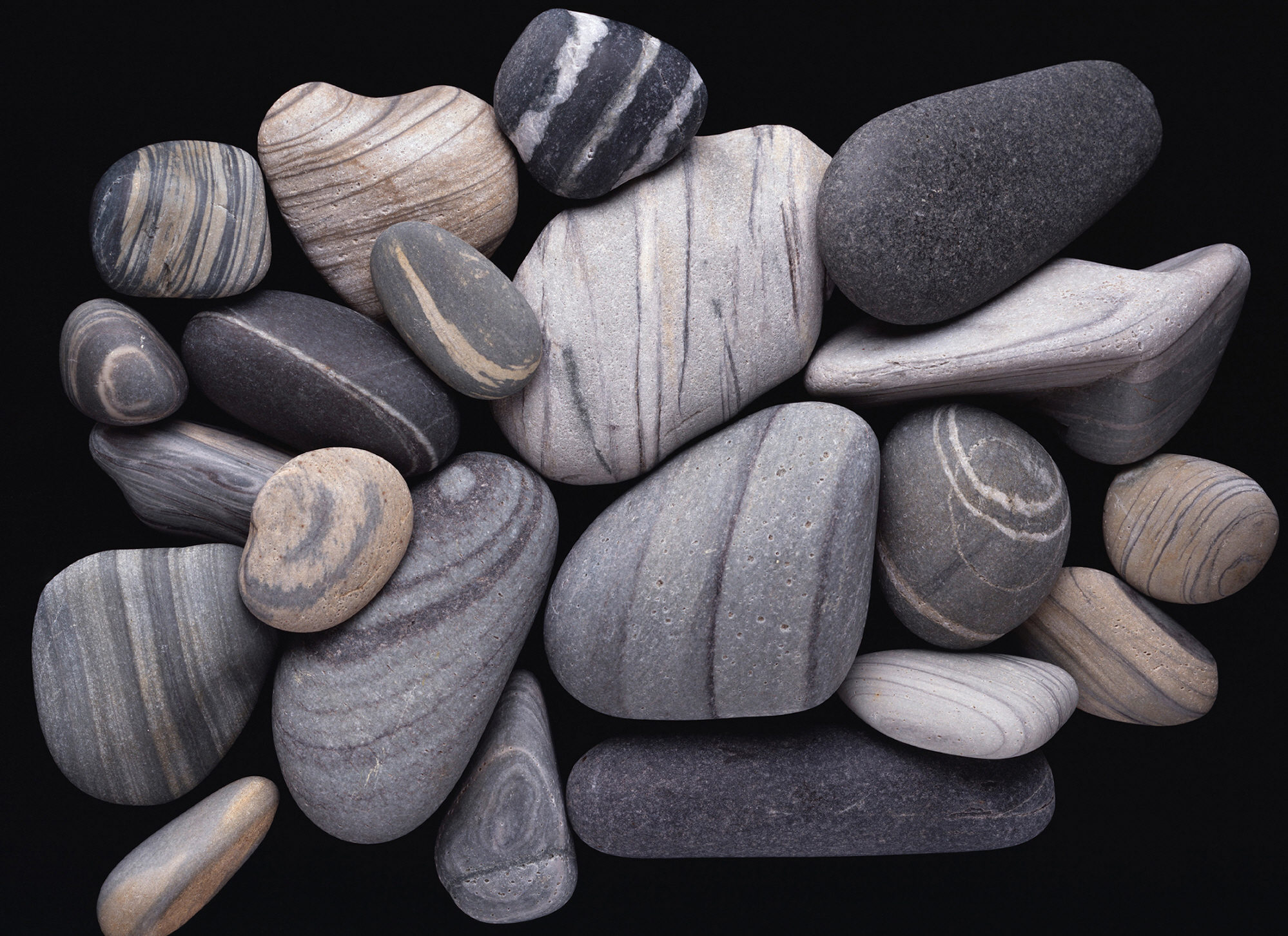 Почему камни серые. Красивые морские камни. Серый камень. Галька серая камушки. Полосатый камень.