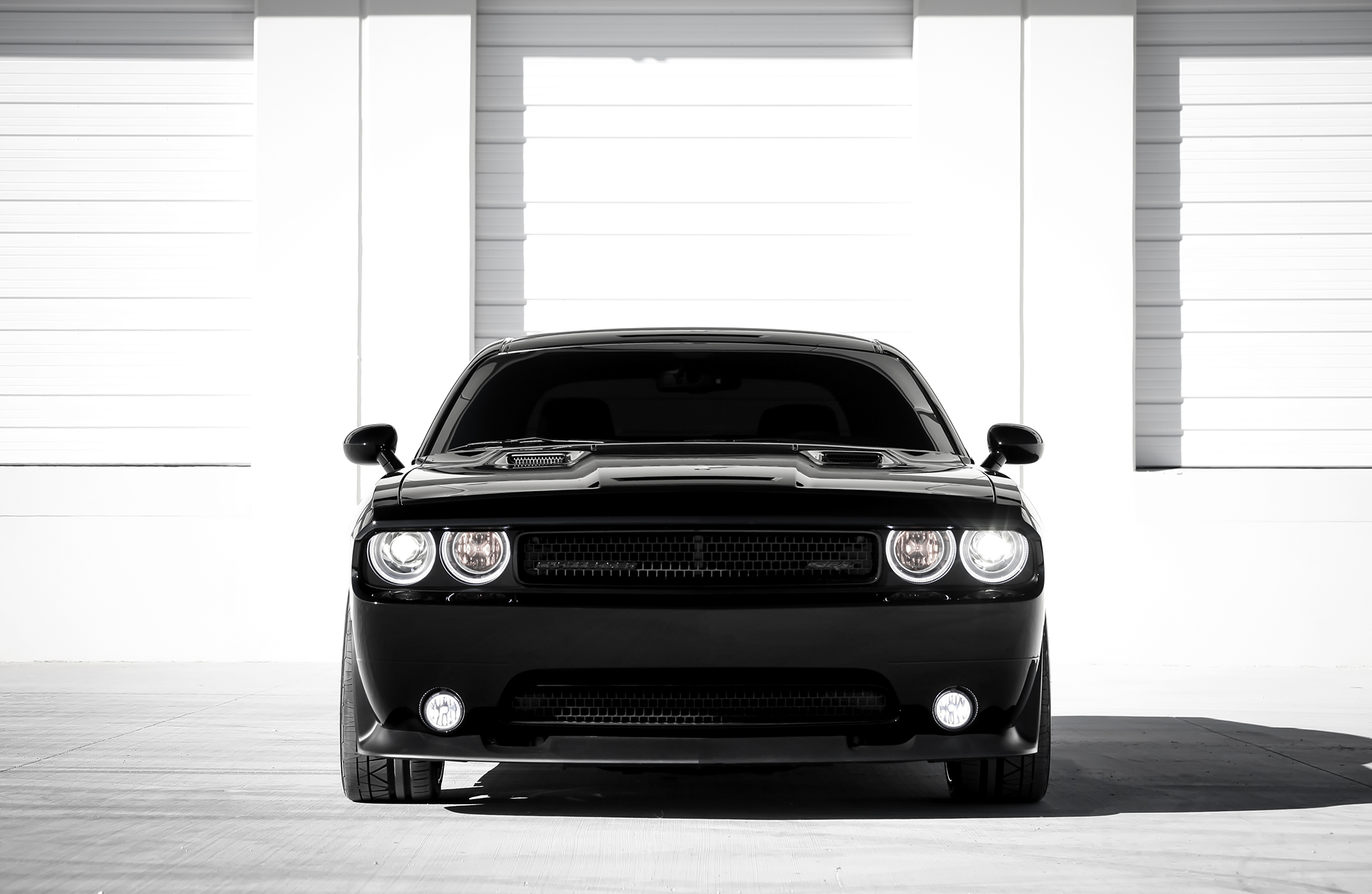 Перед машины фото. Додж Челленджер СРТ 8 черный. Dodge Challenger srt8 Black. Dodge Challenger srt8 Black Tuning. Dodge Challenger srt8 Black чёрно белая.