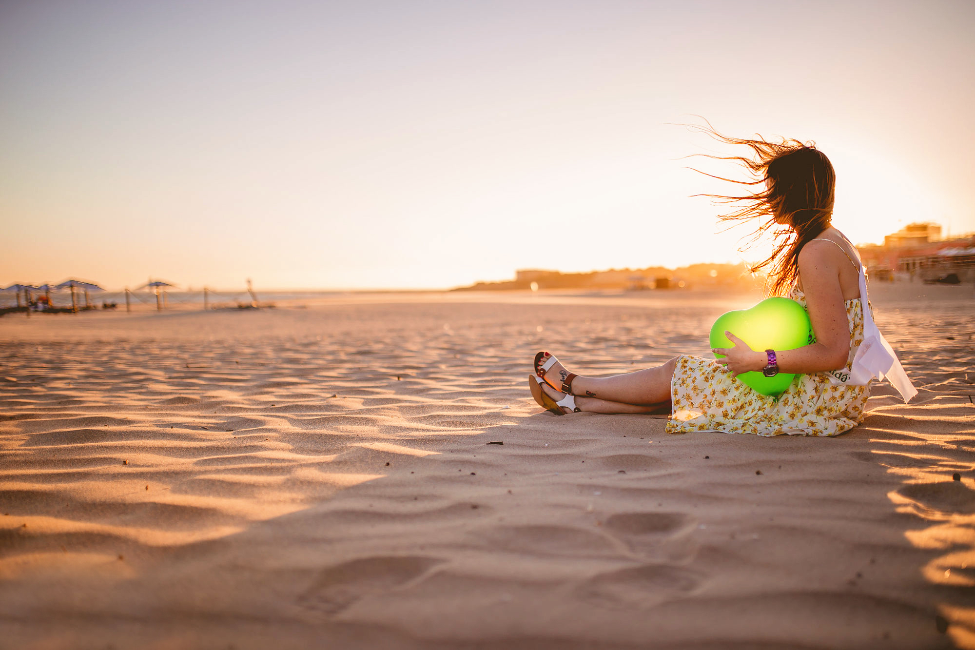 Заметила на пляже. Девушка на пляже. Солнце пляж девушка. Девушка пляж песок. Море солнце и песок и девушка.