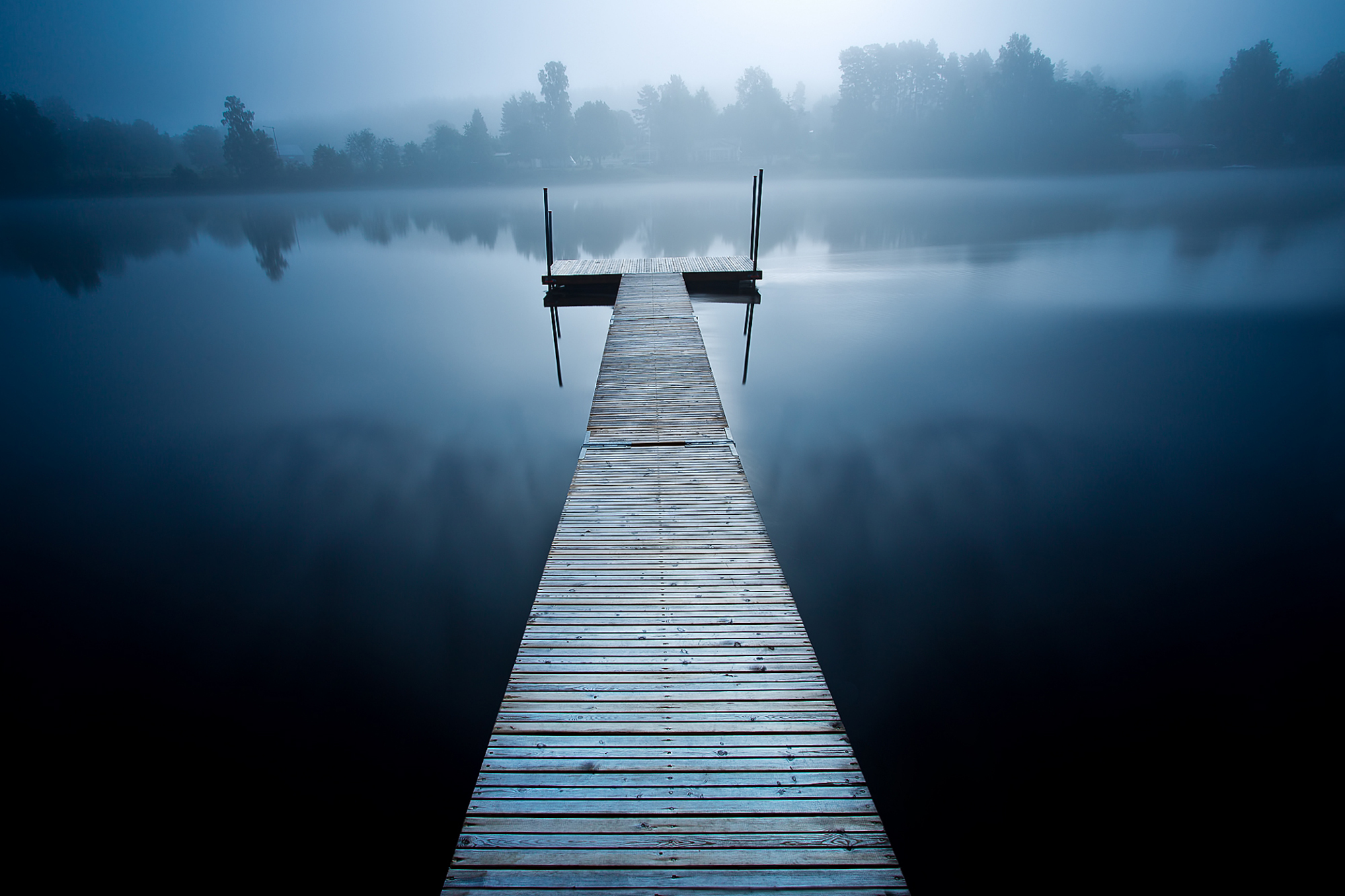 Край никуда. Озеро с мостом. Пирс на озере. Мостик в тумане. Причал в тумане.