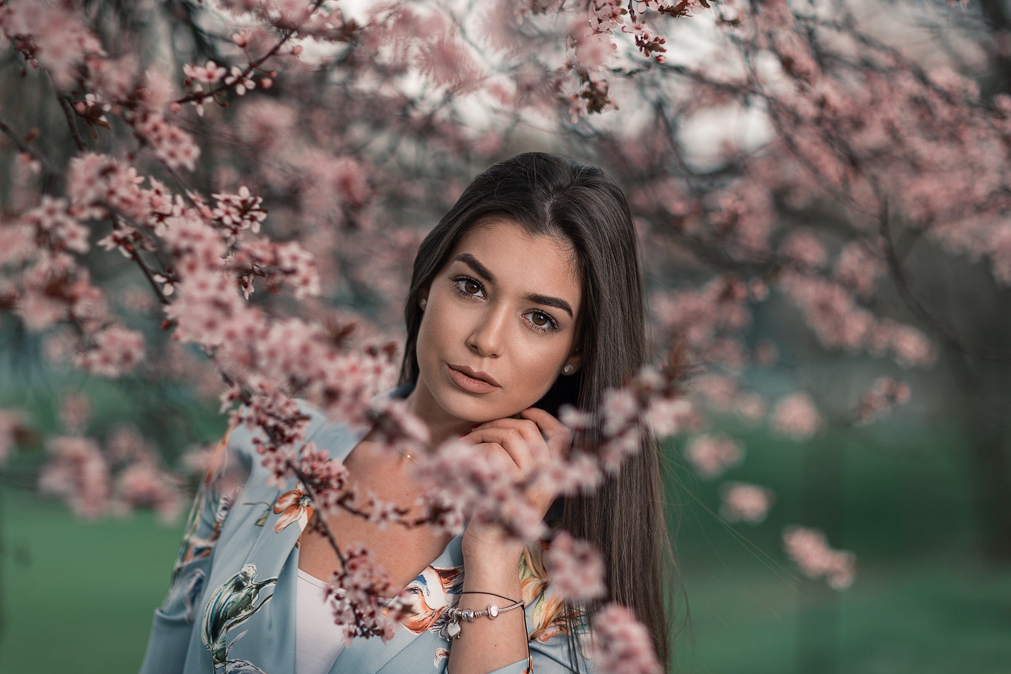 Цвести 2 лицо. Весенняя фотосессия. Красивая девушка весной. Девушка на фоне цветущих деревьев.