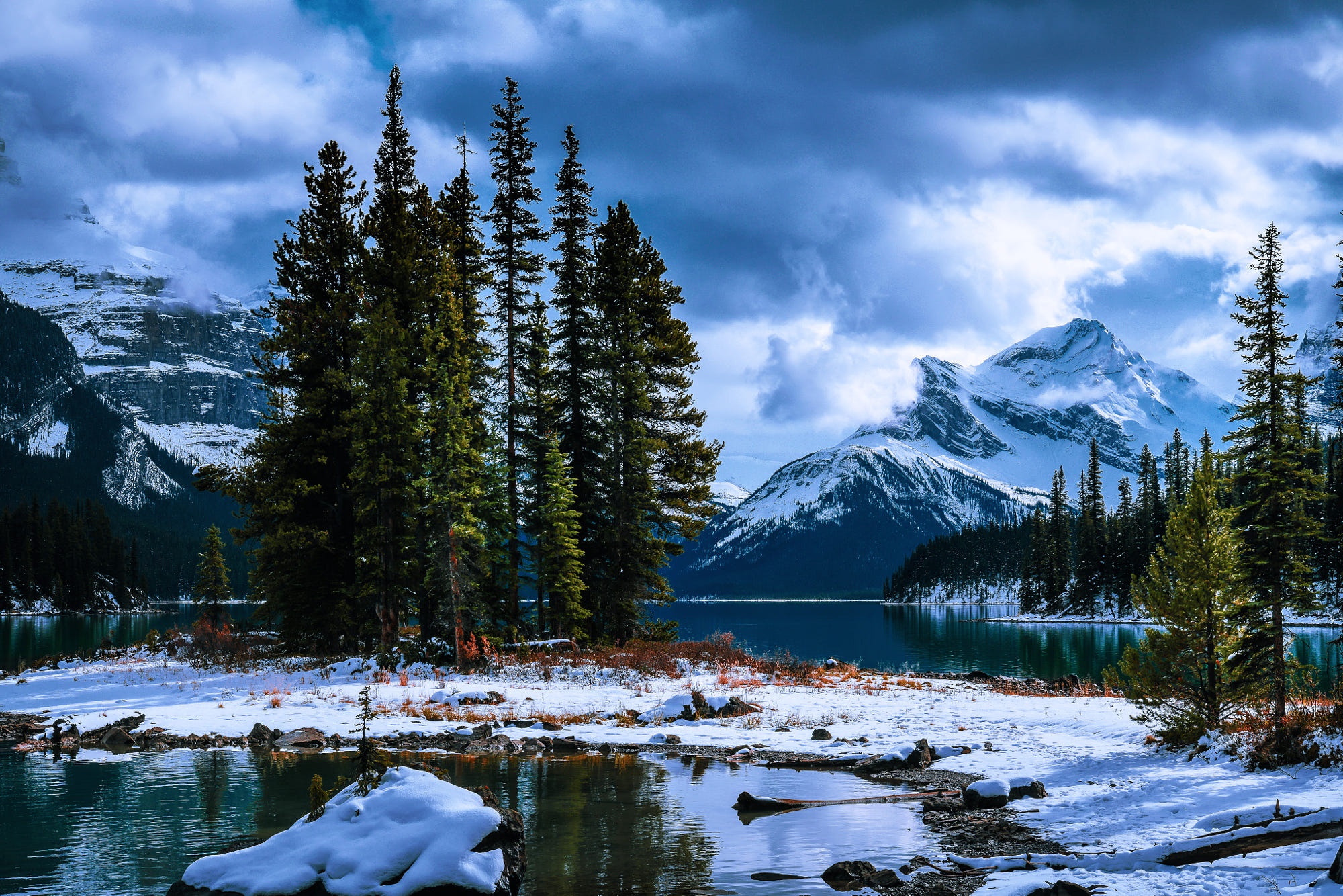 В природе существует два. Парк Джаспер Канада зимой. Jasper National Park Canada зимой. Национальный парк Джаспер Канада пихта. Ель Jasper Lake.