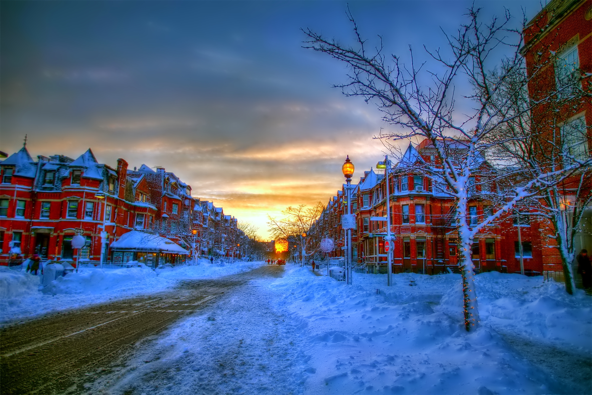 Снежков город. Зима в городе. Заснеженный город. Зимняя улица. Город зимой.