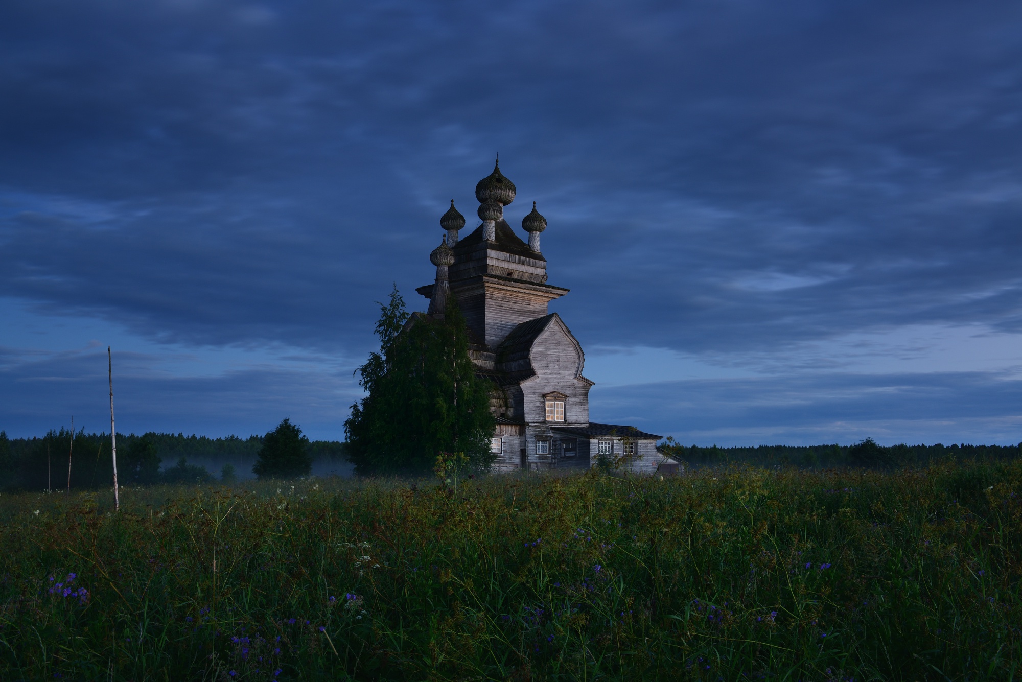 Черные церкви руси. Храм поле Архангельская область. Белые ночи в Архангельской области. Архангельская обл. Храм в тумане. Небеса храмы Архангельской области.