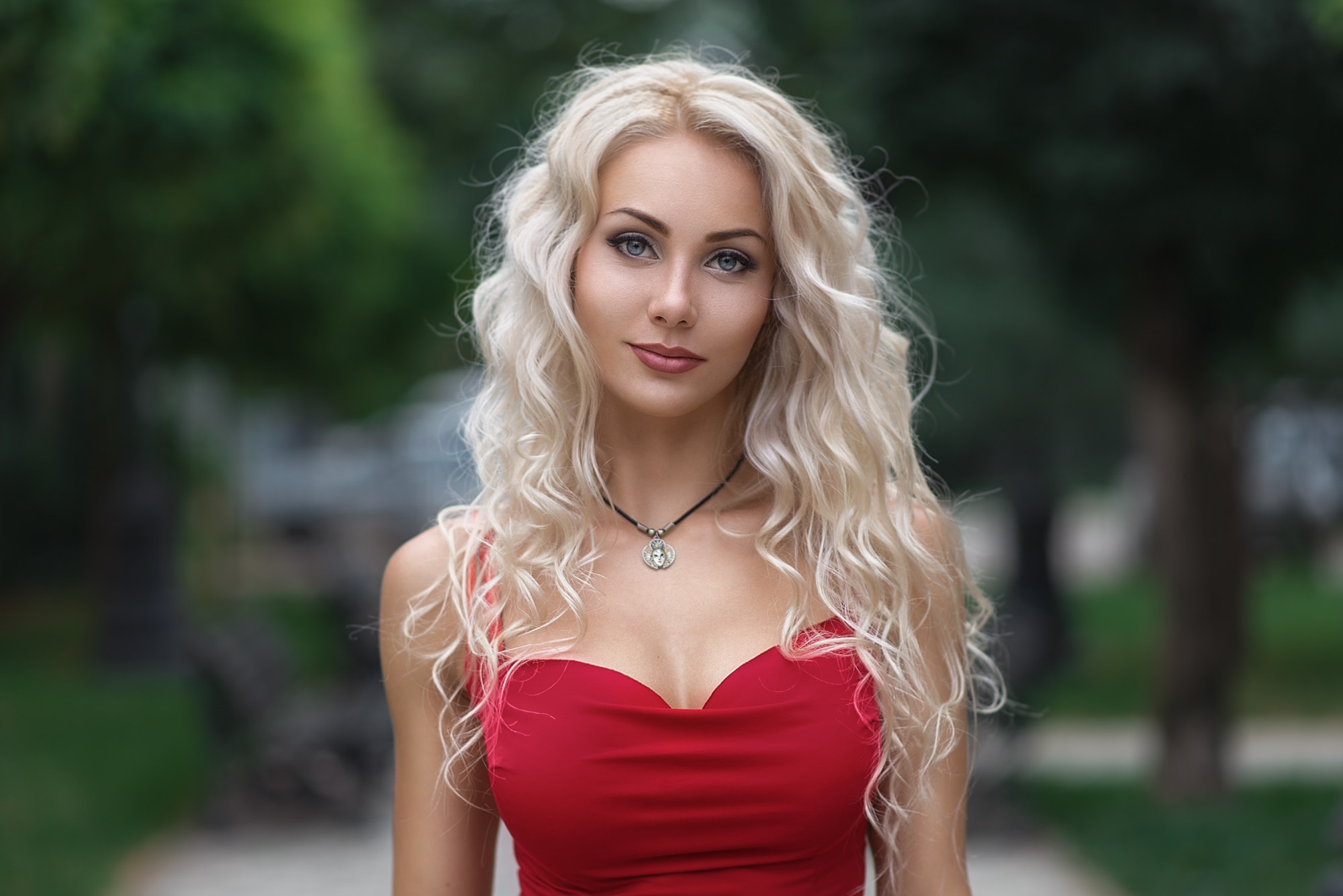 https://img.goodfon.com/original/2000x1335/6/84/galyaev-evgeniy-photographer-model-girl-blonde-long-hair-wav.jpg