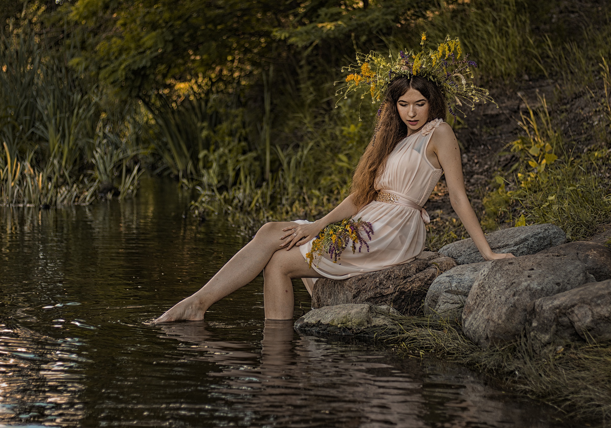Красивые девушки река. Красивые девушки на природе. Русские девушки на природе. Красавица на берегу реки. Девушка в платье на природе.