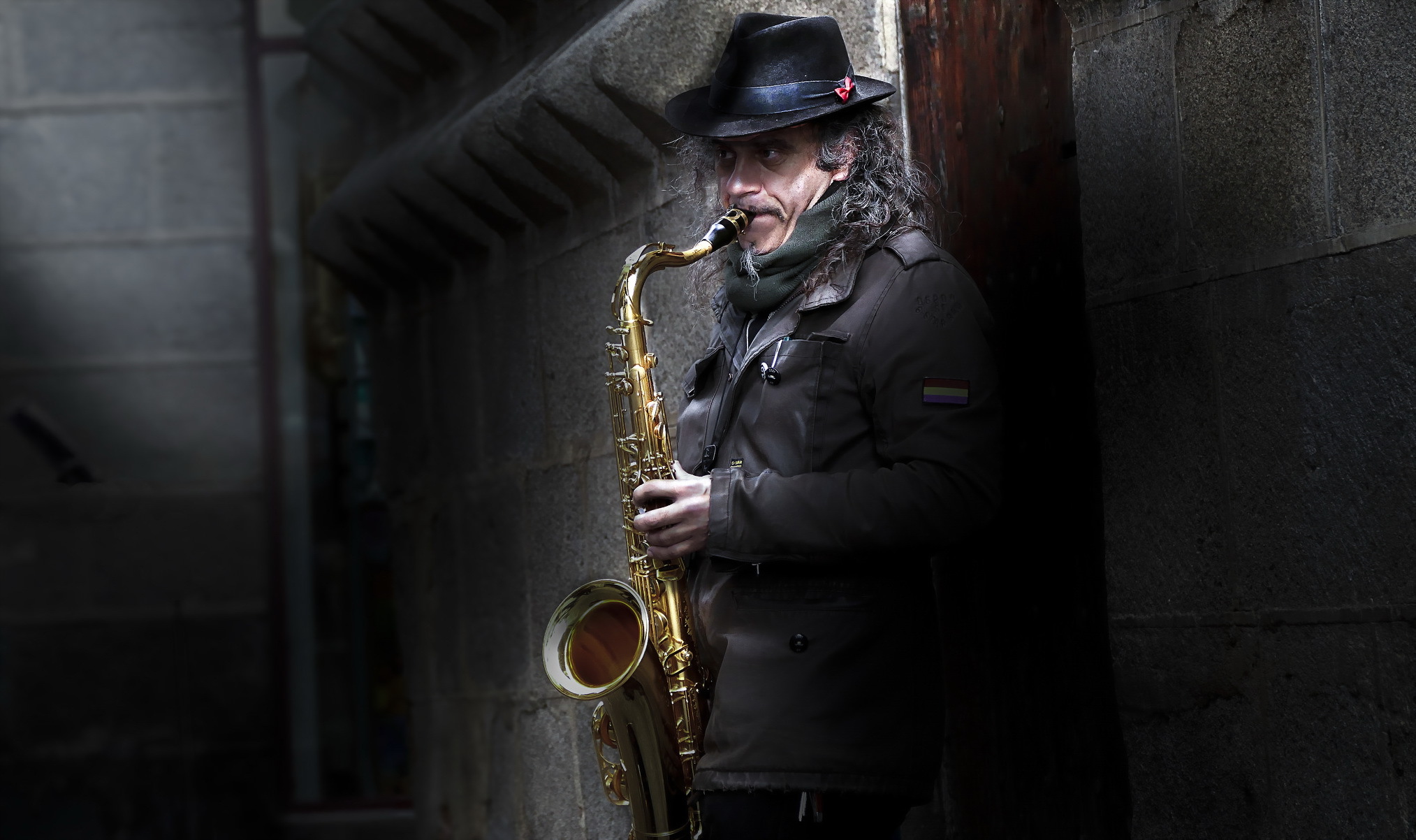 Saxophone jahaziel. Джо Хендерсон саксофонист. Легран саксофон. Уличный саксофон. Мужчина с саксофоном.