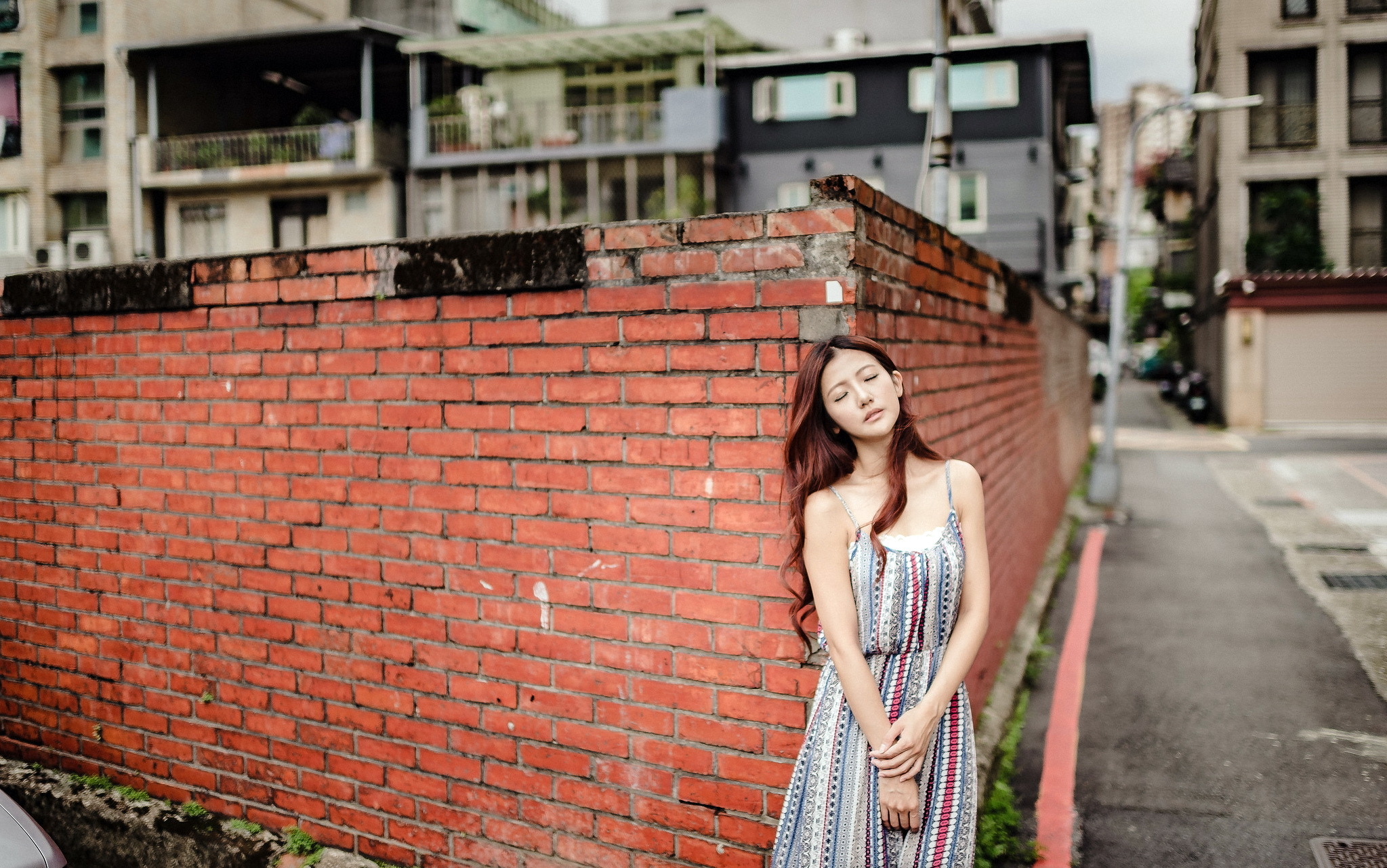 Girl in the wall. Фотосессия в городе девушка. Фотосессия на улицах города. Необычные фотосессии в городе. Фотосессия девушки на улице в городе.