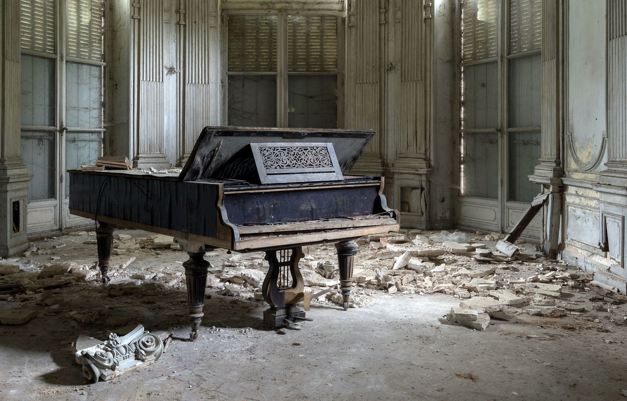 Castle piano. Заброшенное пианино. Заброшенный рояль. Пианино в заброшенном доме. Заброшенное фортепиано.