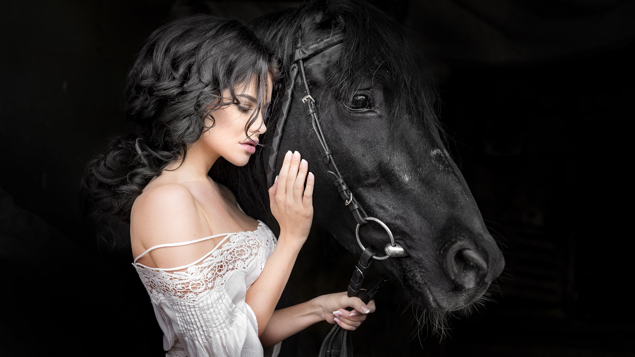 Черный конь песня. Девушка с лошадью. Фотосессия с лошадьми. Девушка с черными волосами на лошади. Девочка на лошади.