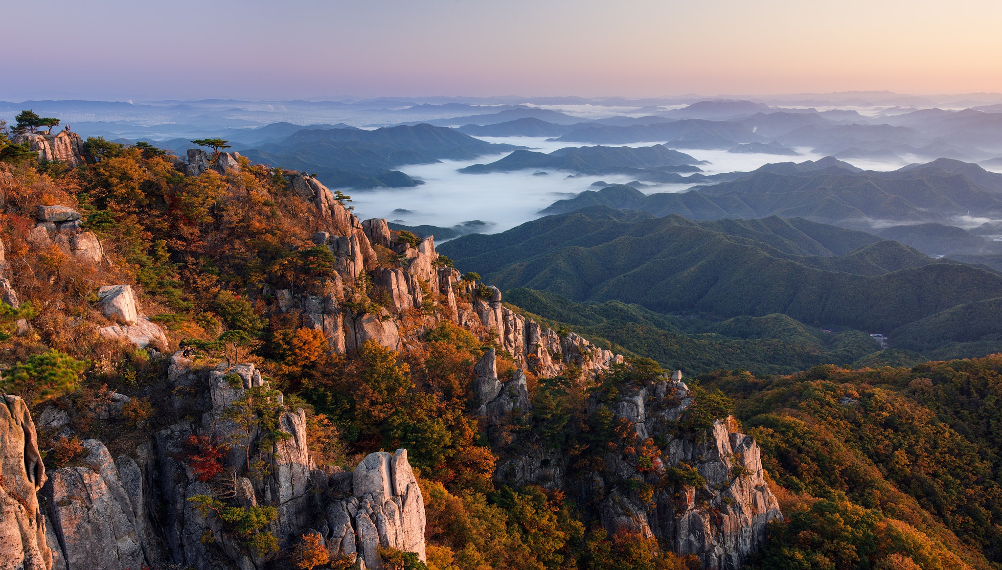 Величавый величественный. Комманд-Ридж Науру. Южная Корея горы скалы. Скалы вид сверху. Корейские пейзажи горы.
