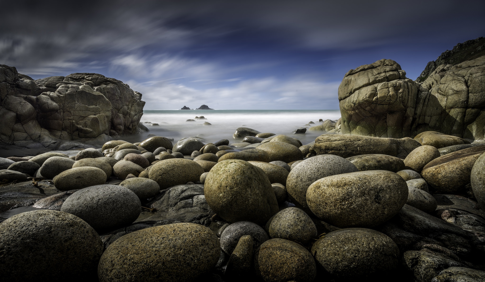 Каменистый фаст. Море камни. Каменная скала. Скалы и камни. Каменистые скалы.