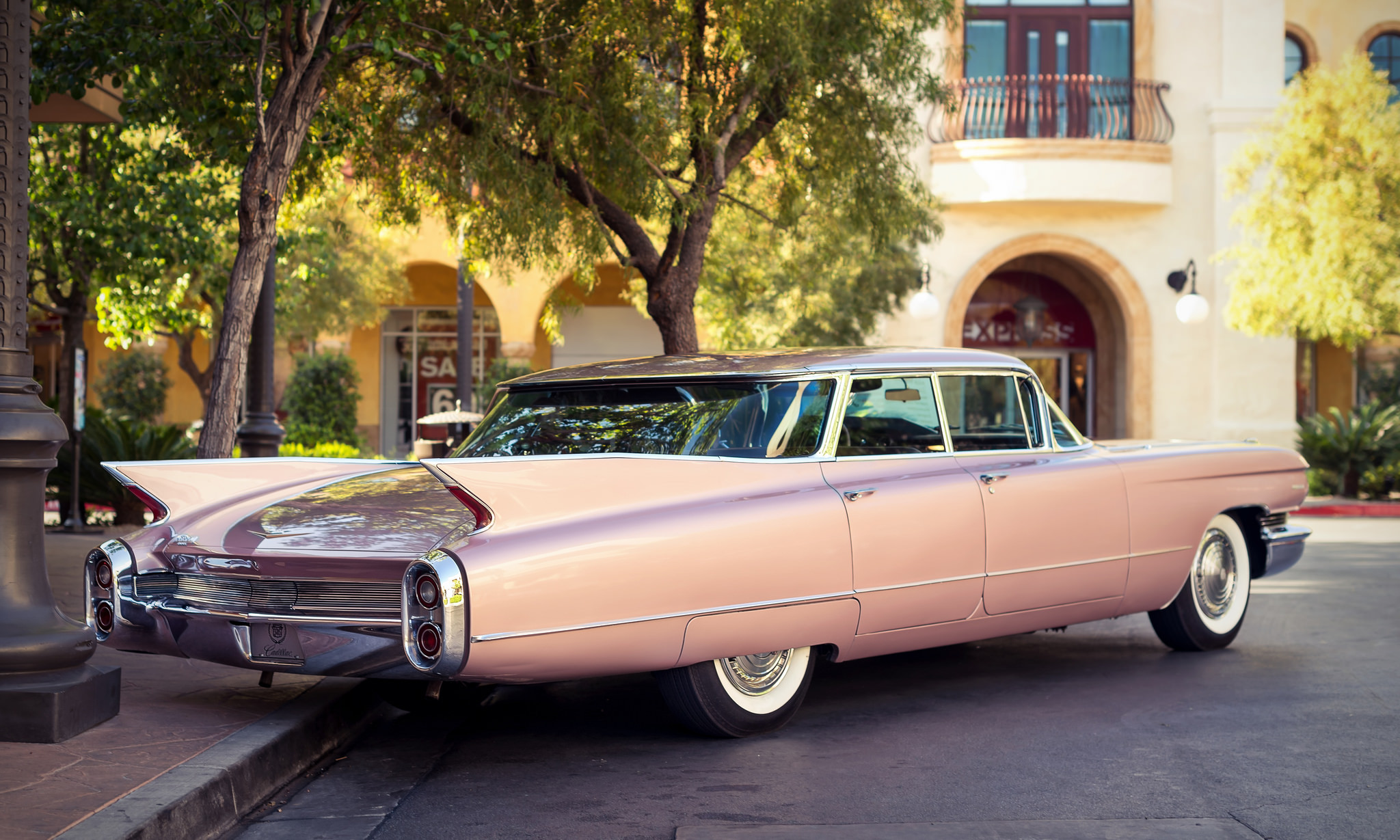 Машины старого года. Cadillac Eldorado 1960. Кадиллак 1960-х. Cadillac 1960 седан. Американские машины Кадиллак 1960.