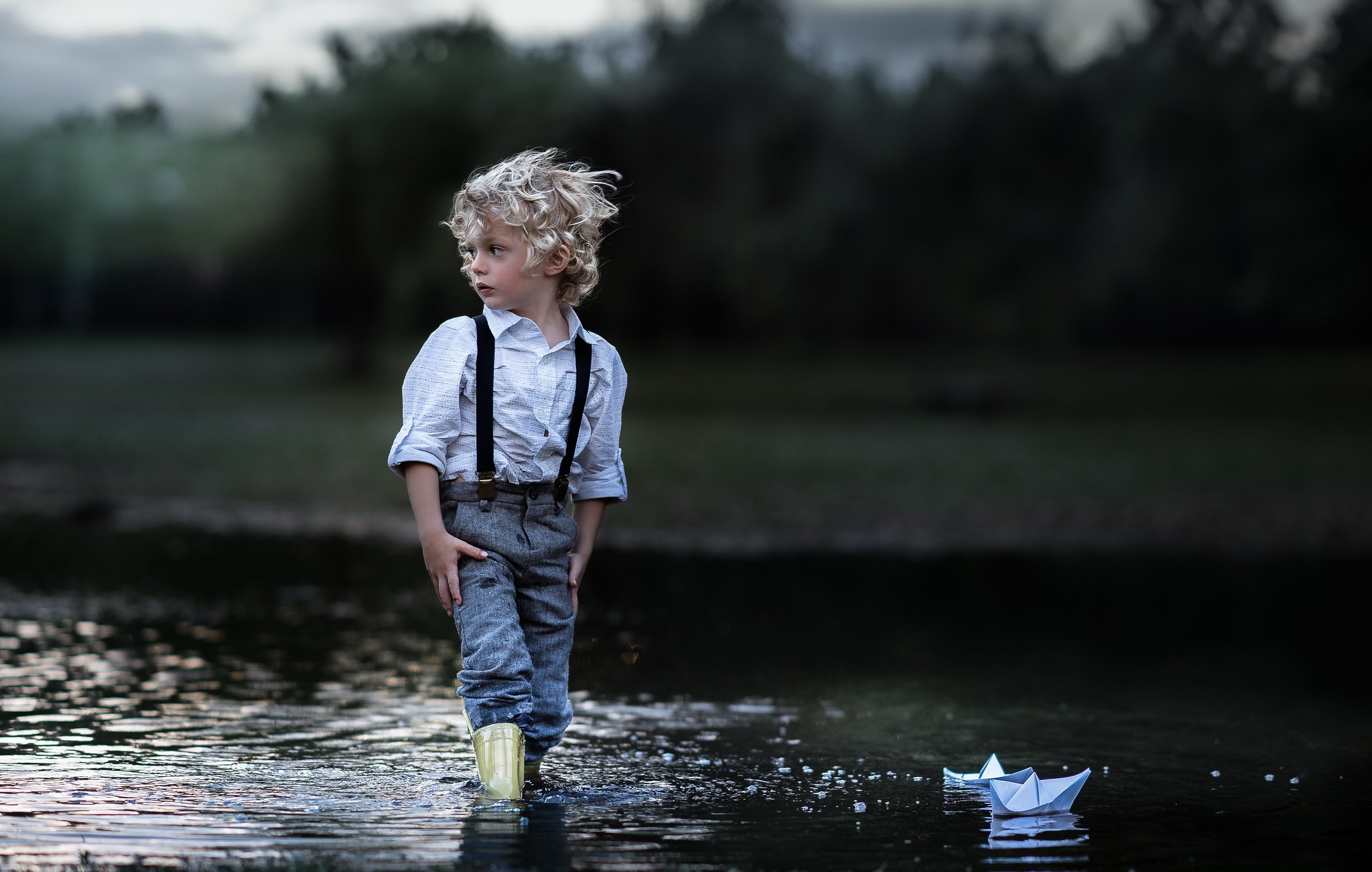 И сам не меньше мальчика. Мальчик с корабликом. Мальчики на речке. Мальчик на реке. Деревенский мальчик.