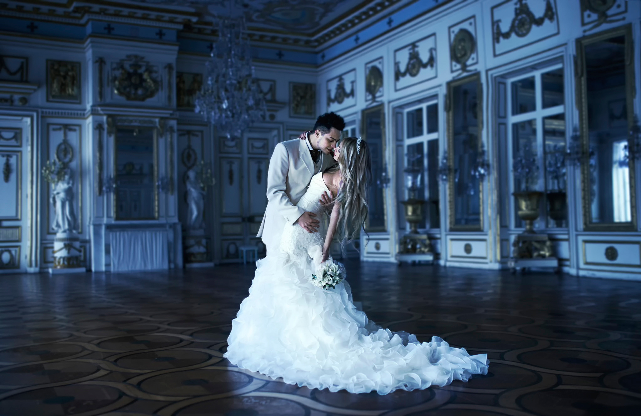 В белом платье так недолго танцевать мне. Шикарная свадьба. Красивая свадьба. Красивые Свадебные фото. Жених и невеста.
