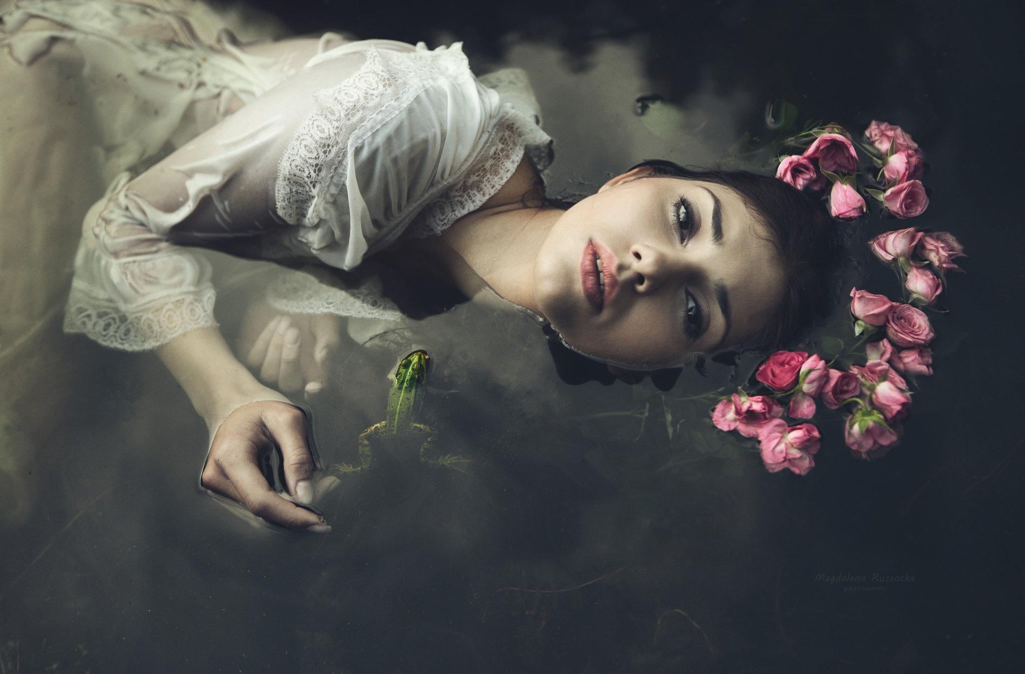 She watered the flowers. Офелия Эстетика. Художественная фотосессия в воде. Девушка в цветах в воде. Мрачная фотосессия с цветами.