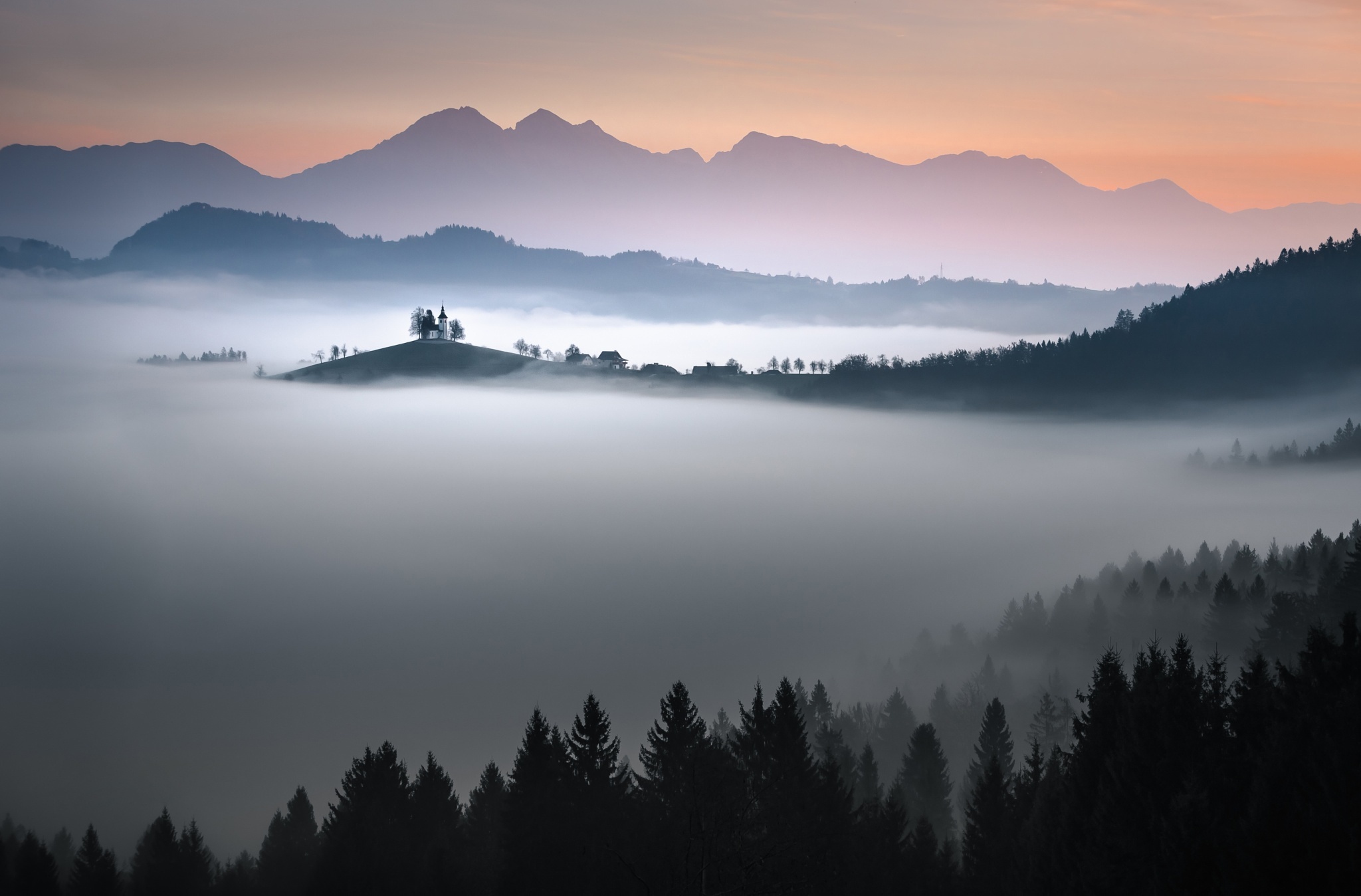 Fog mountains. Горы в тумане. Туманный пейзаж. Горный пейзаж в тумане. Пейзаж горы туман.