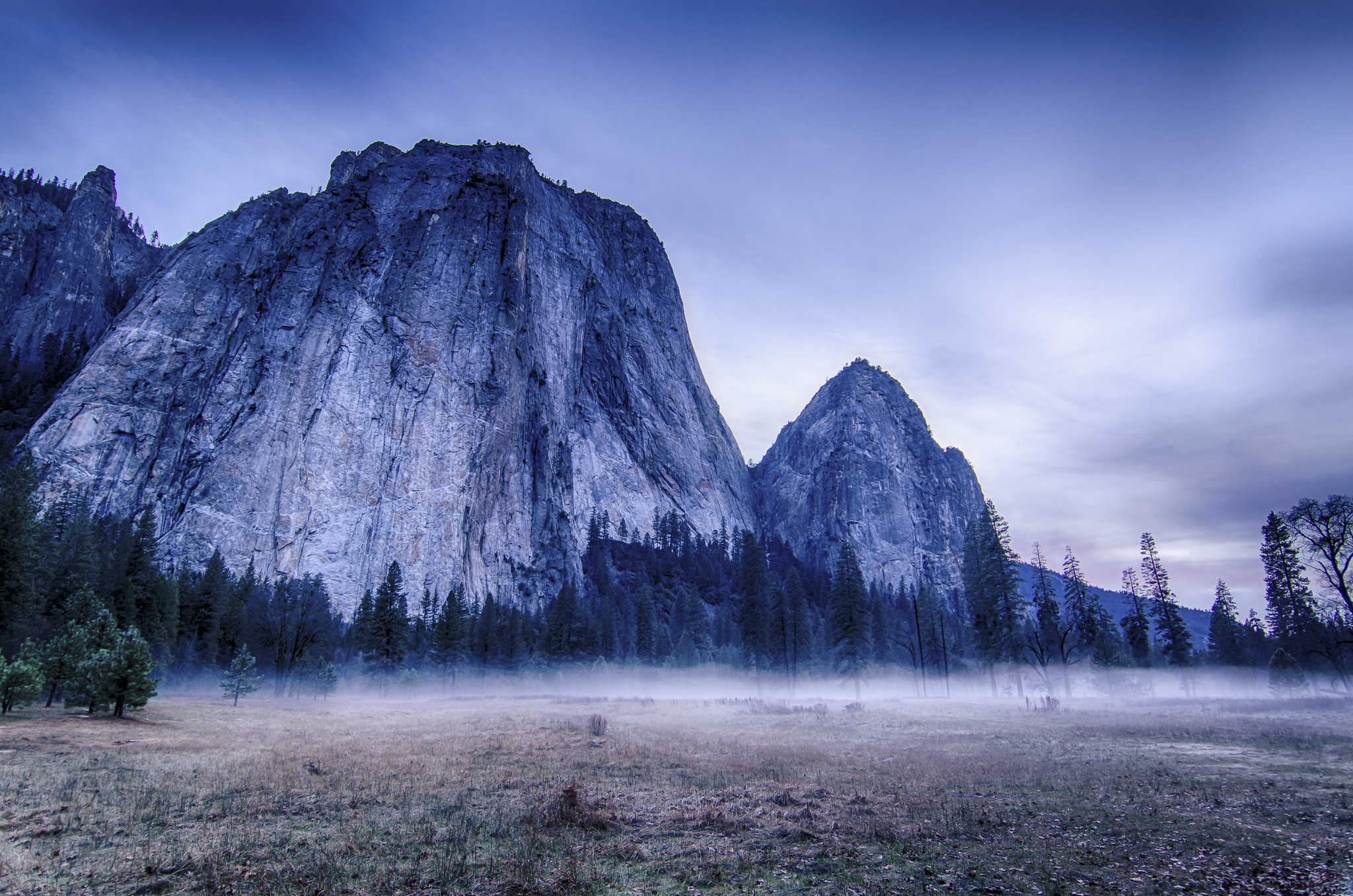 Mountain land. Национальный парк Йосемити, США. Национальный парк Йосемити в тумане. Лес Йосемити. Национальный парк Йосемити обои.