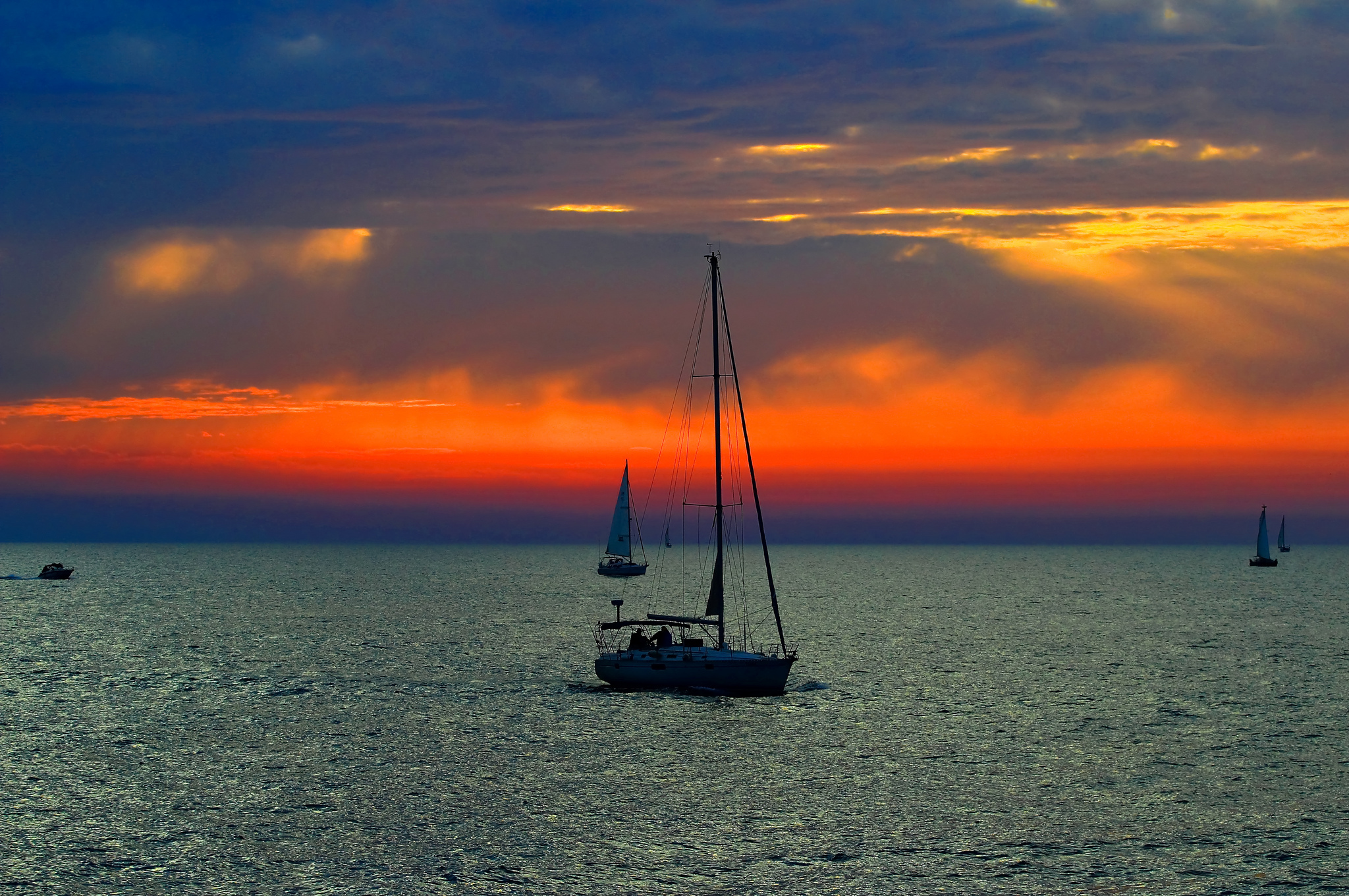 Море парус. Море облака яхта. Море небо Парус. Два паруса в море. Закат облака лодка море.