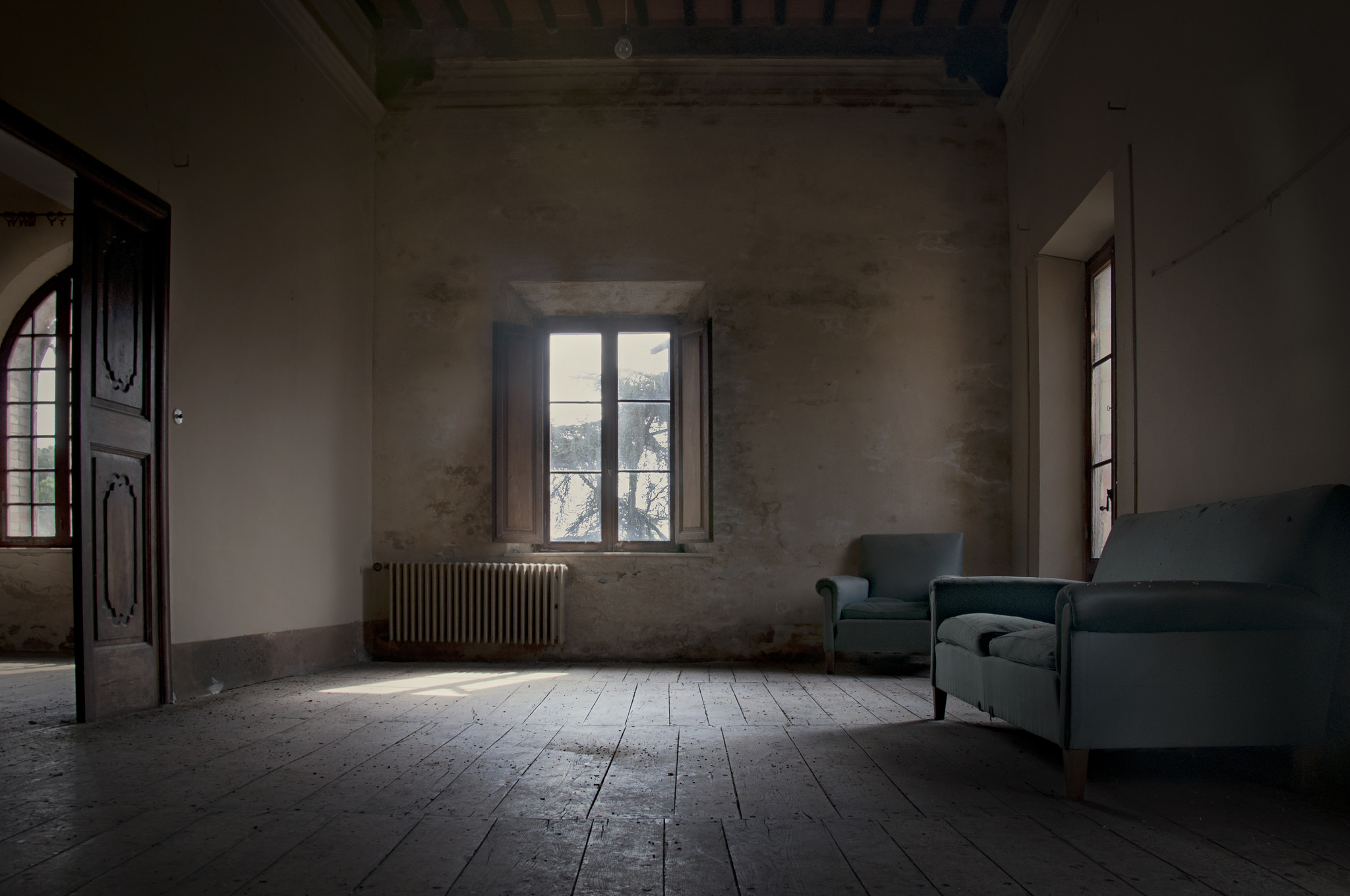 Old bedroom. Пустая комната. Старая комната. Комната с окном. Фон комнаты.