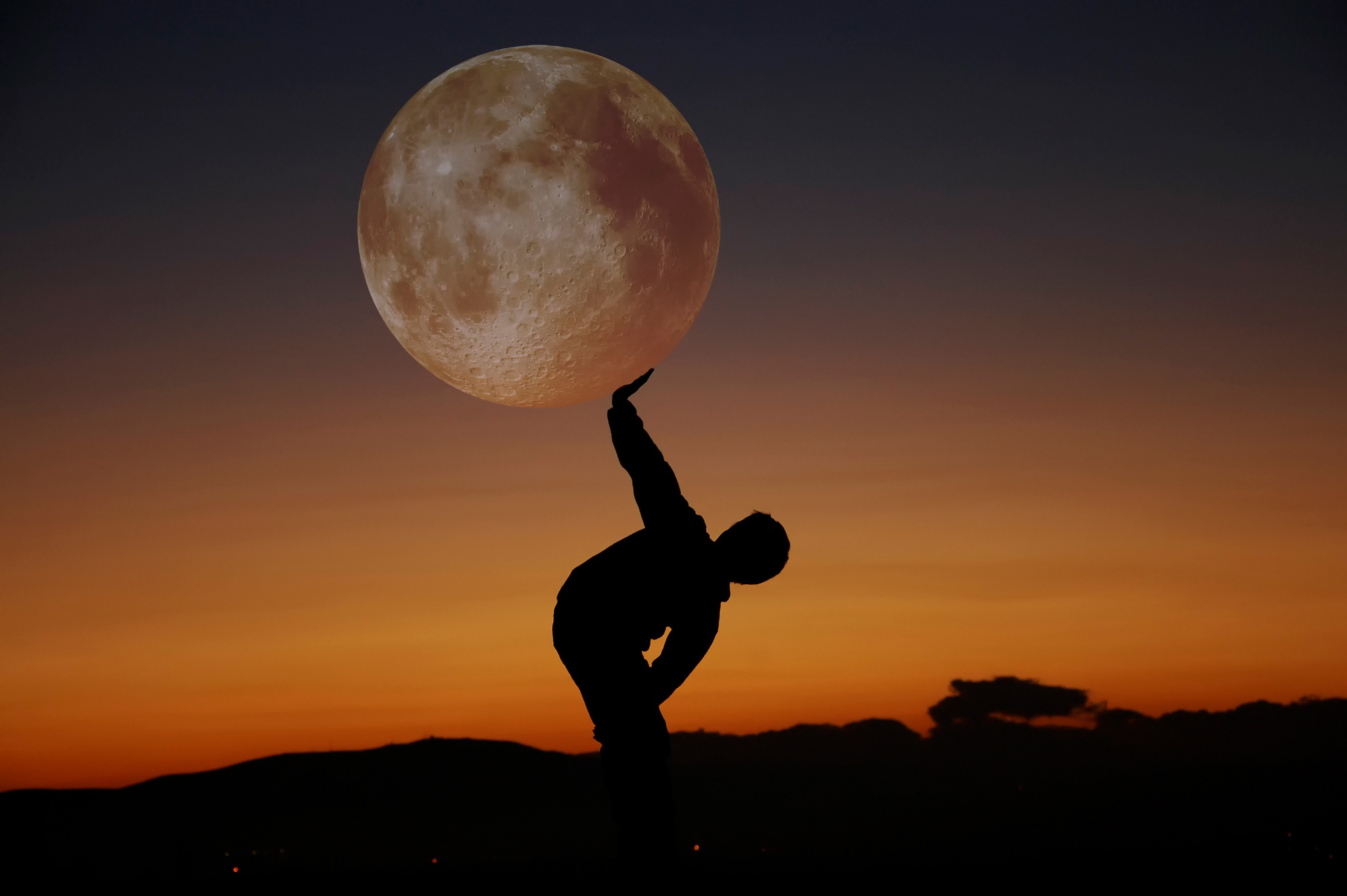 Картинки луны человек. Человек на фоне Луны. Фотосессия с луной. Силуэт на фоне Луны. Луна фон.
