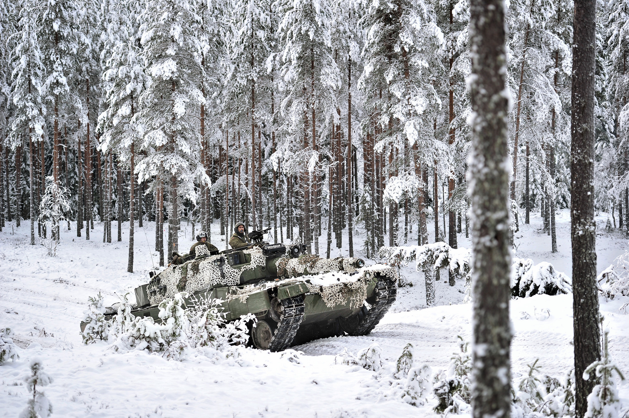 Танк зимой. Зимний танк. Зимний камуфляж военный техники. Танки зимой. Танки зима.