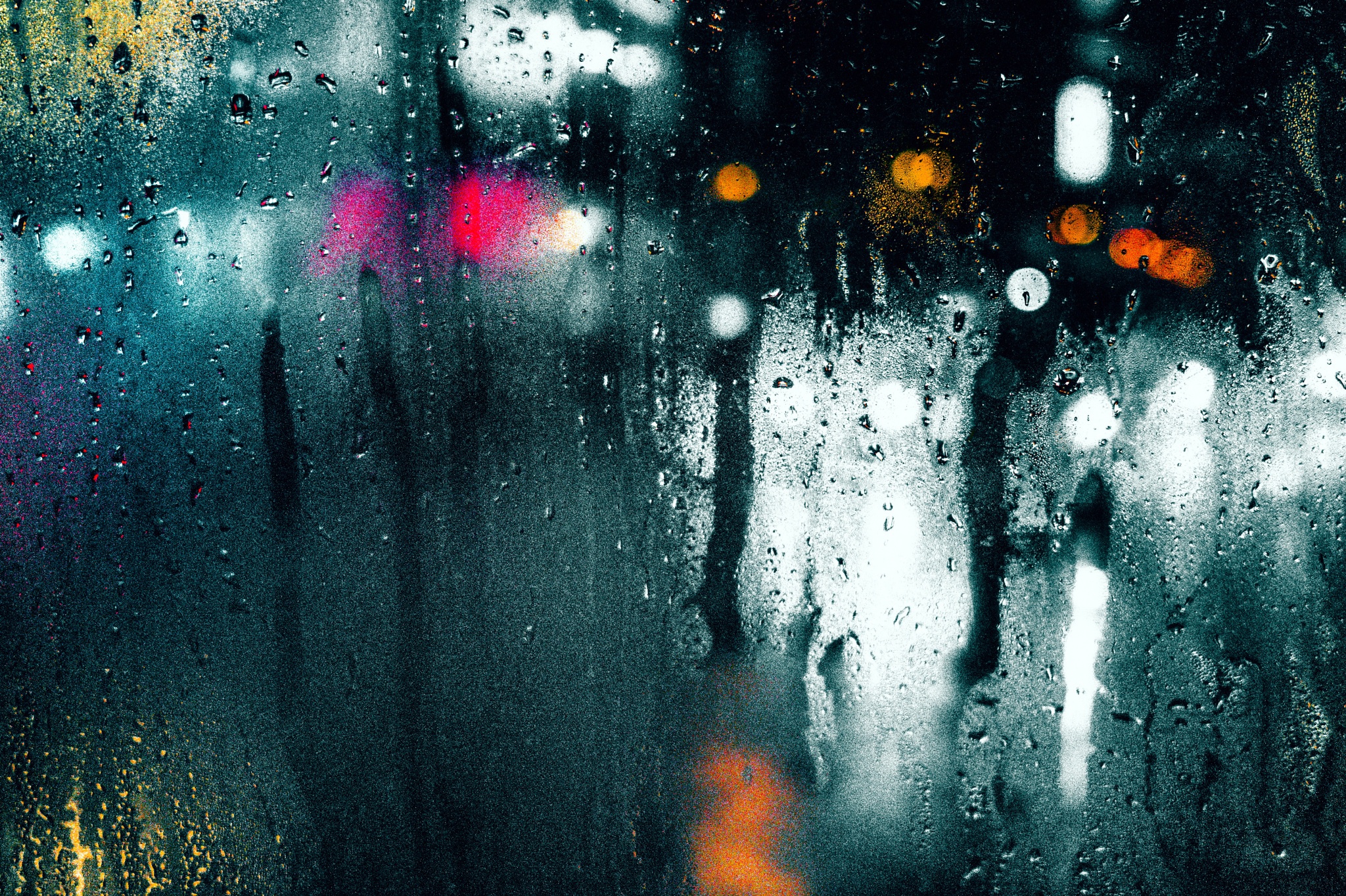Окно в дождевых каплях. Капли на стекле. Дождь фон. Дождь на стекле. Дождливый фон.