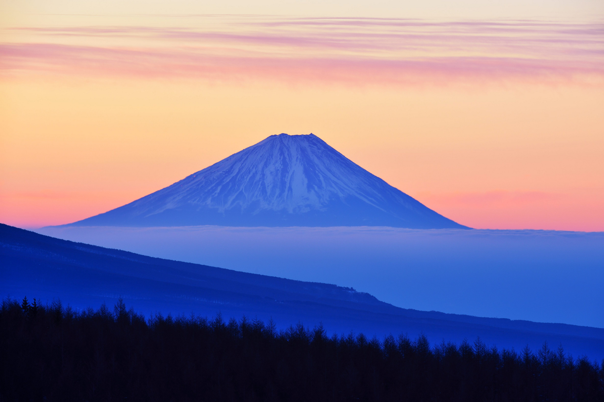 3 фудзияма. Гора Фудзияма в Японии. Гора Фудзи в Японии. Фудзияма вулкан в 4 к. Гора Фудзияма в Японии закат.