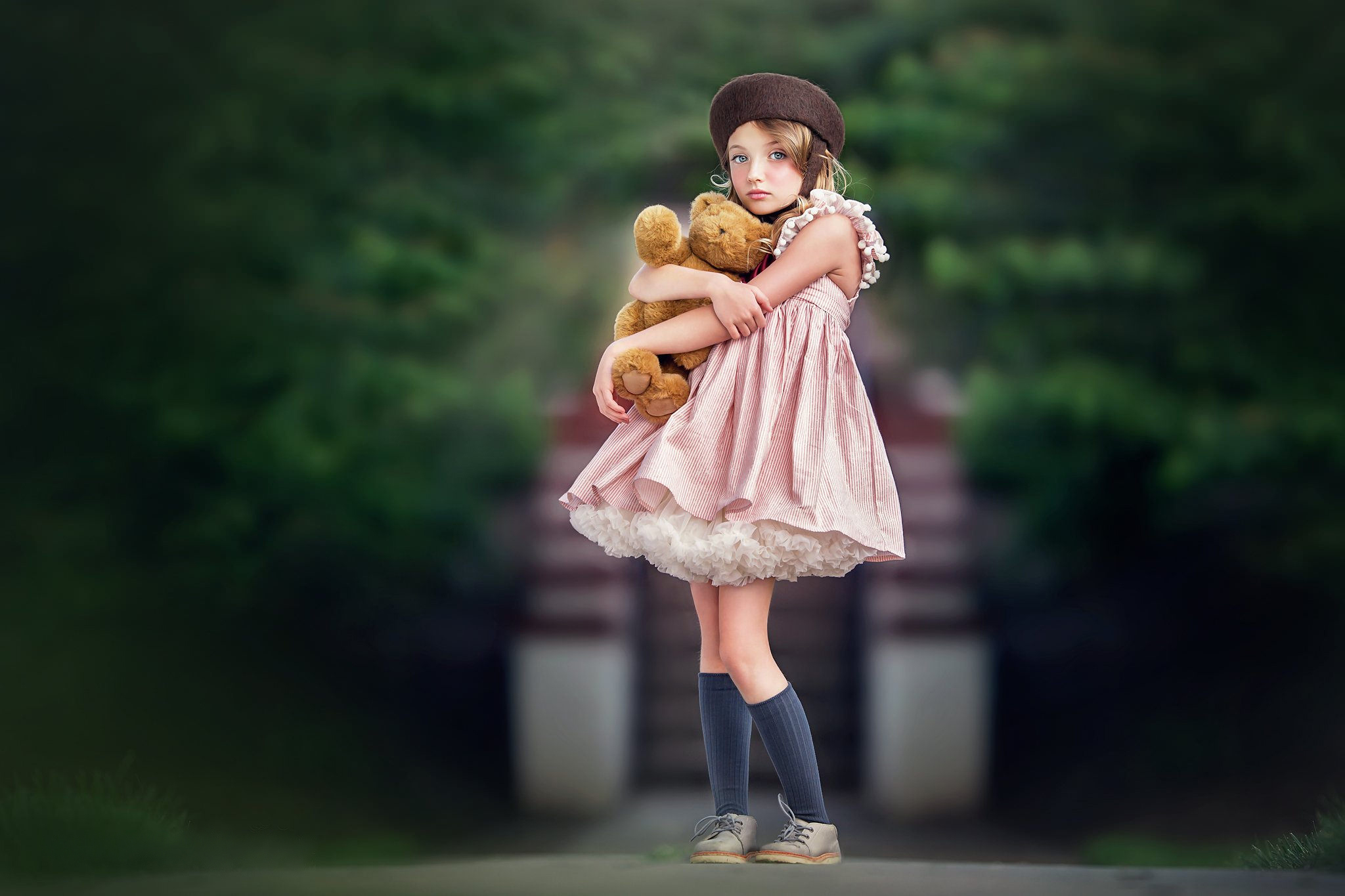 Девочки цыпочки. Куклы для девочек. Девочка. Девочка с куклой в руках. Маленькая девочка с куклой.
