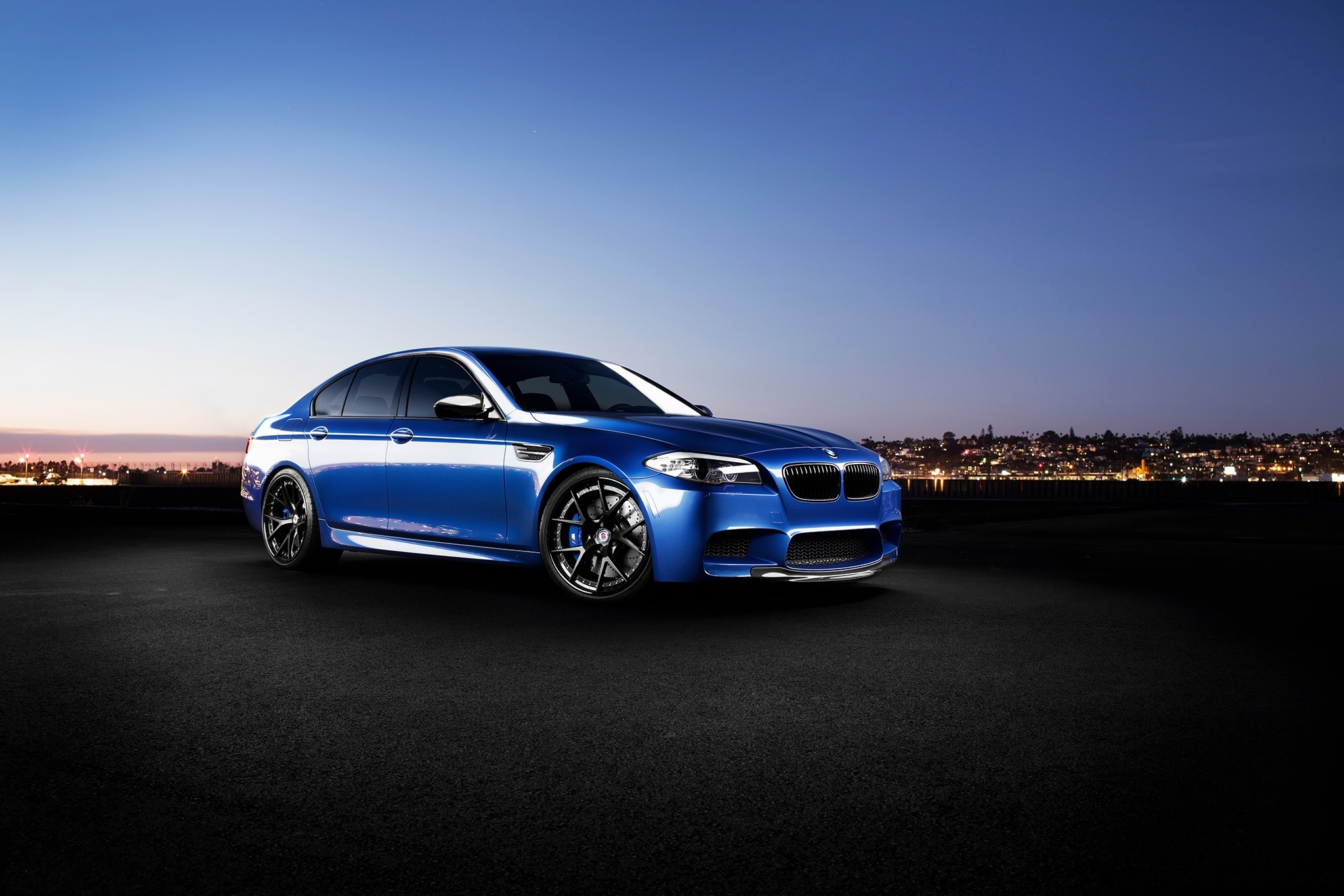 Обои 10 5 м. BMW m5 f10. BMW m5 f10 Blue. BMW m5 синяя. БМВ f10 синяя.
