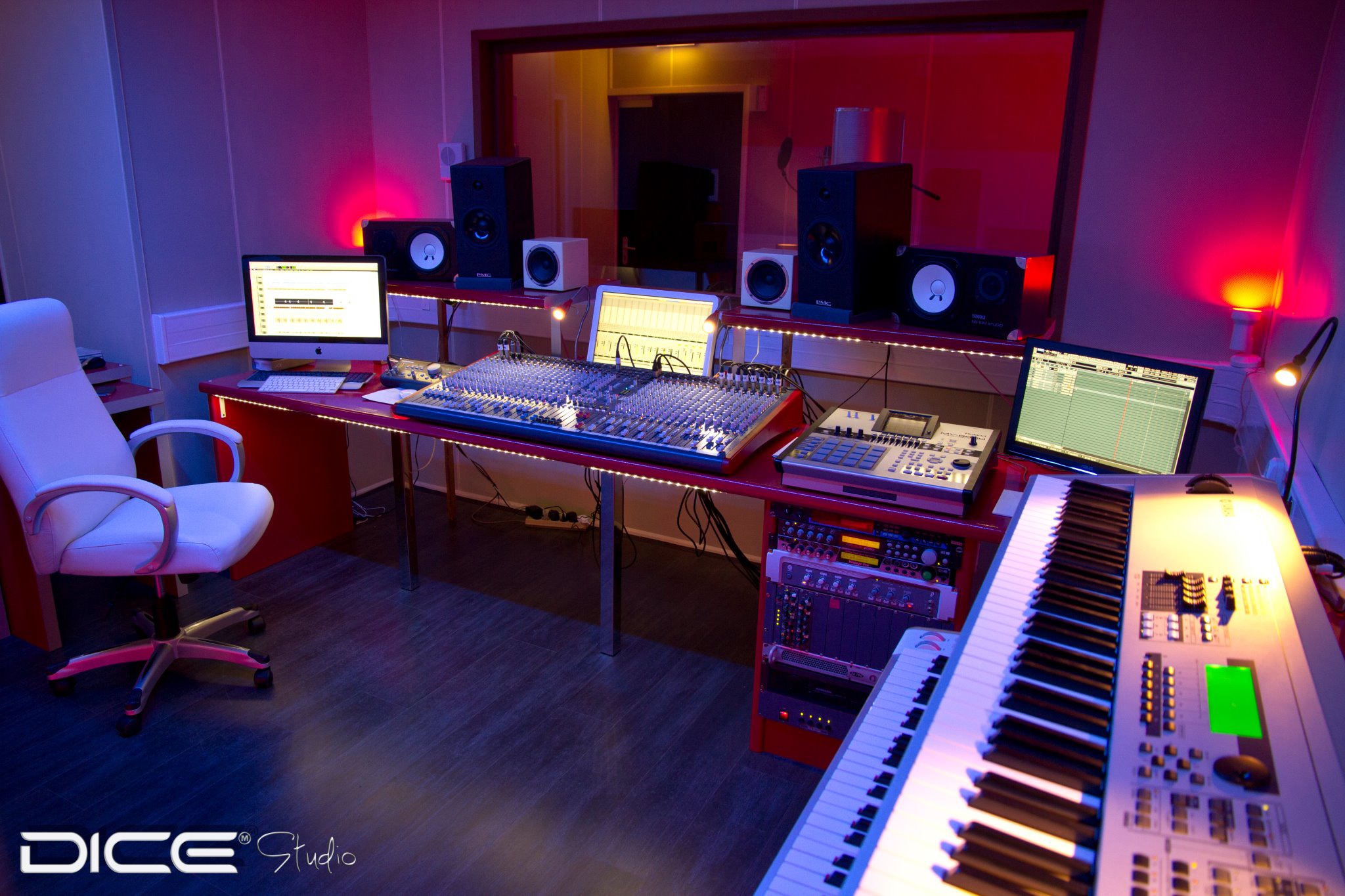 Музыка студийная flac слушать. Студия звукозаписи Лос Анджелес. Студия звукозаписи битмейкера. Студия звукозаписи «Берберян». Студия звукозаписи FL Studio.