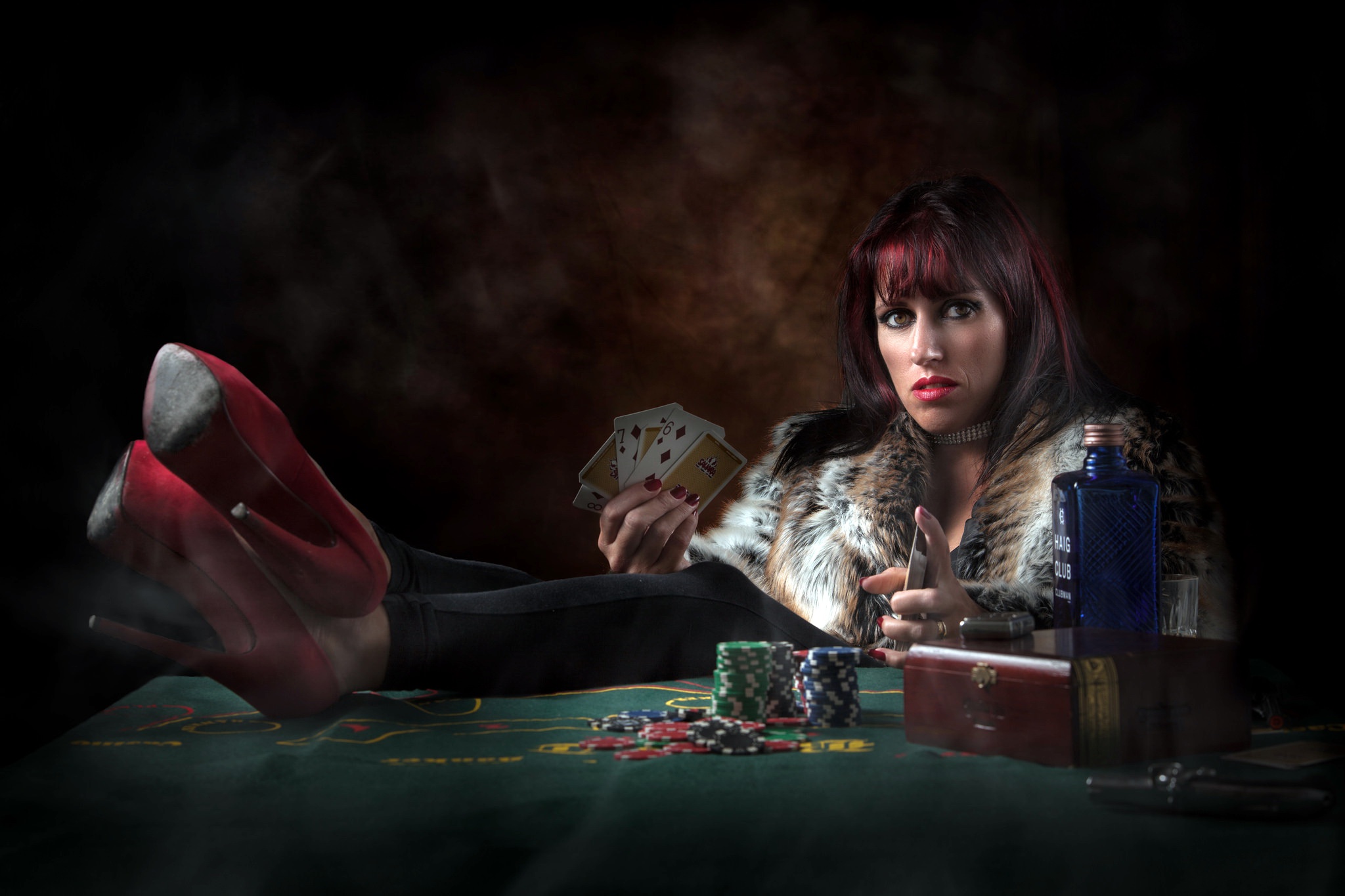 Играет в карты на жену. Красивая девушка с картами. Покер девушки. Обои Покер девушки. Фотосессия с картами.