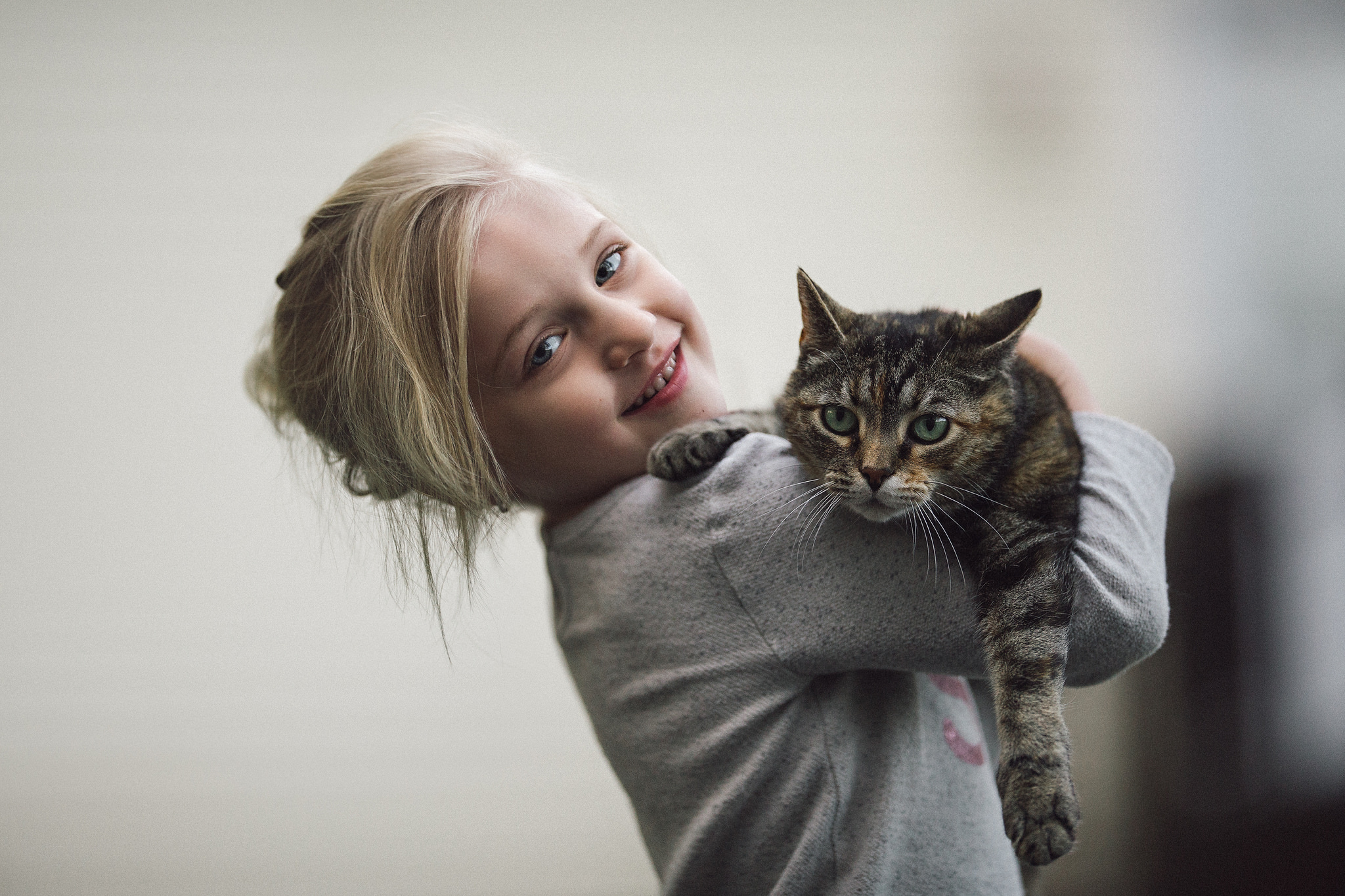 Играет роль кошки. Девочка с котом. Девочка с котятами. Фотосессия с кошкой. Девушка с котенком.