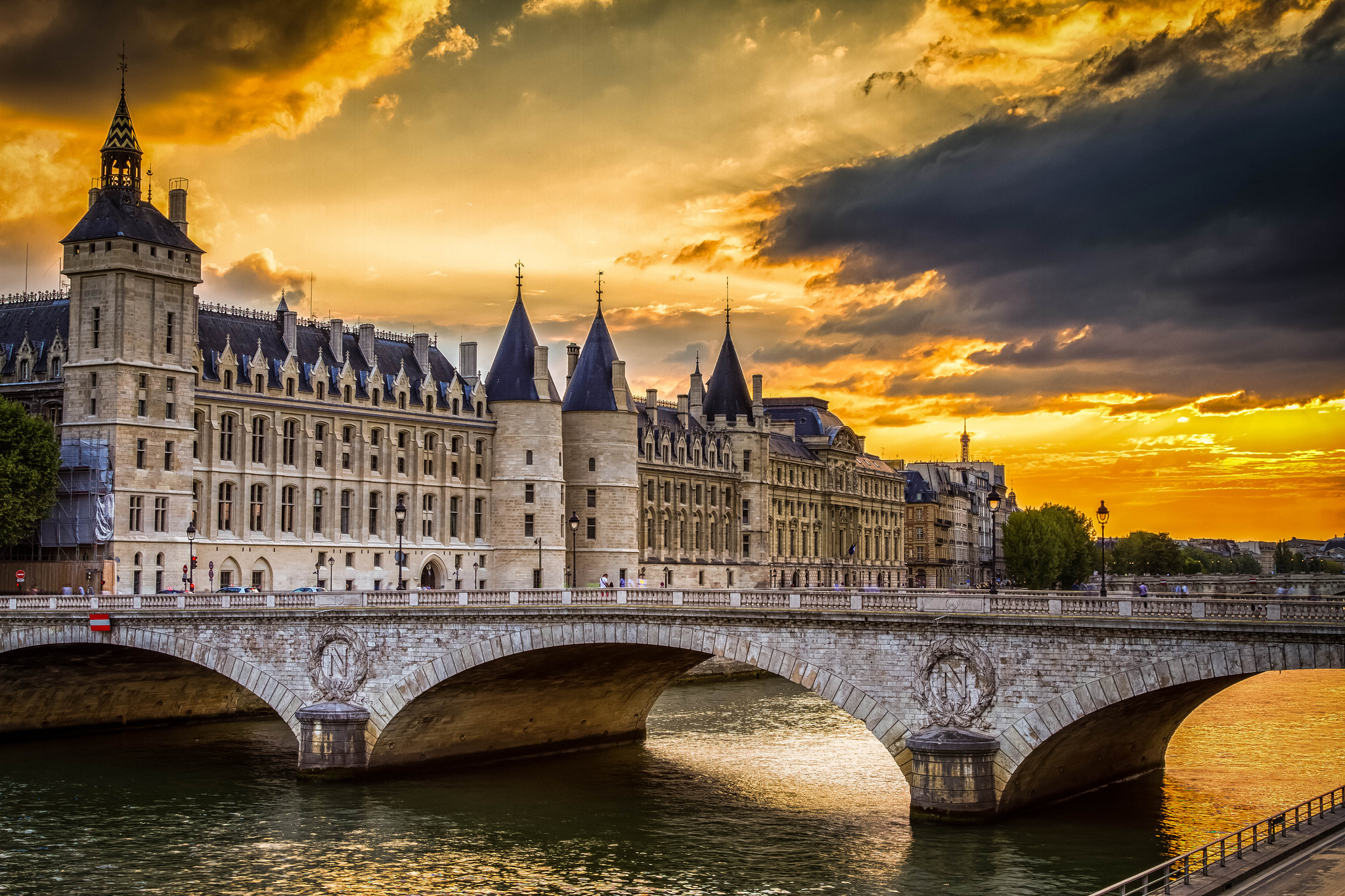 France. Консьержери в Париже. Замок Консьержери Франция. Достопримечательность Парижа Консьержери. Остров Сите Консьержери.