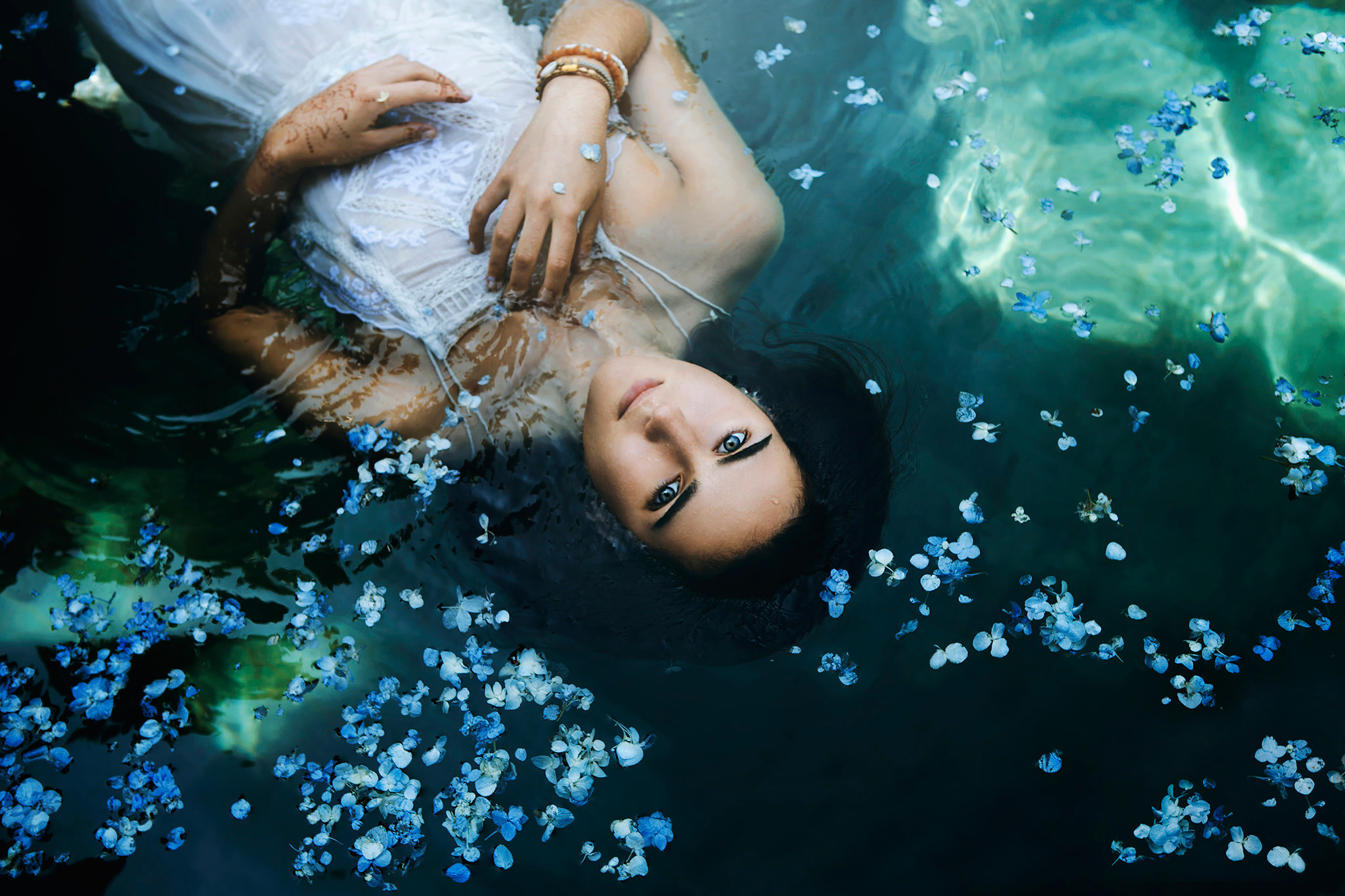 Девушка в воде красиво. Девушка в воде. Девушка лежит в воде. Красивые фотосессии в воде. Фотосессия в воде в платье.