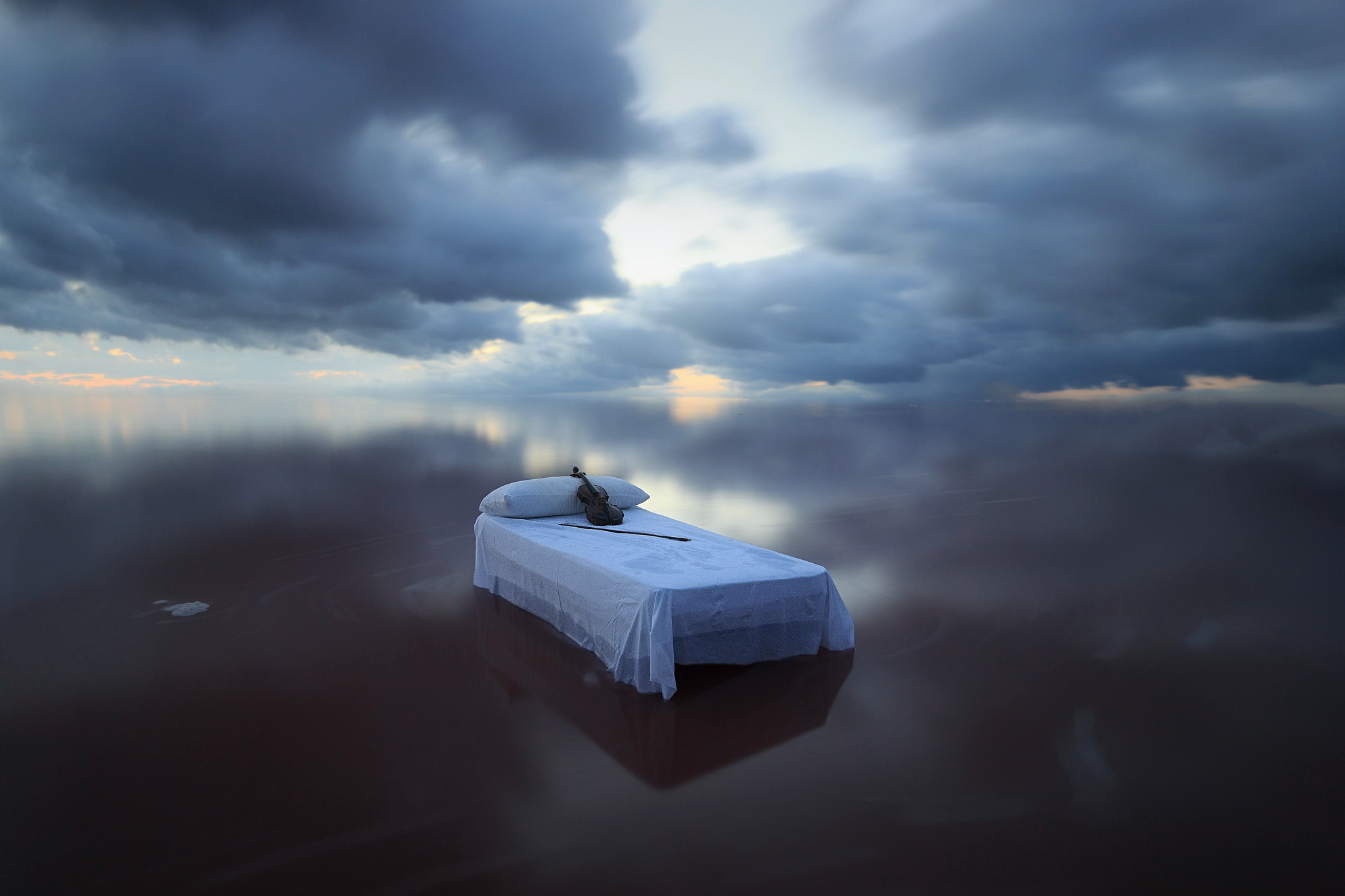 Он спал в неб. Человек на облаке. Младенец на луне. Ангел спящий. Девушка лежит на облаке.