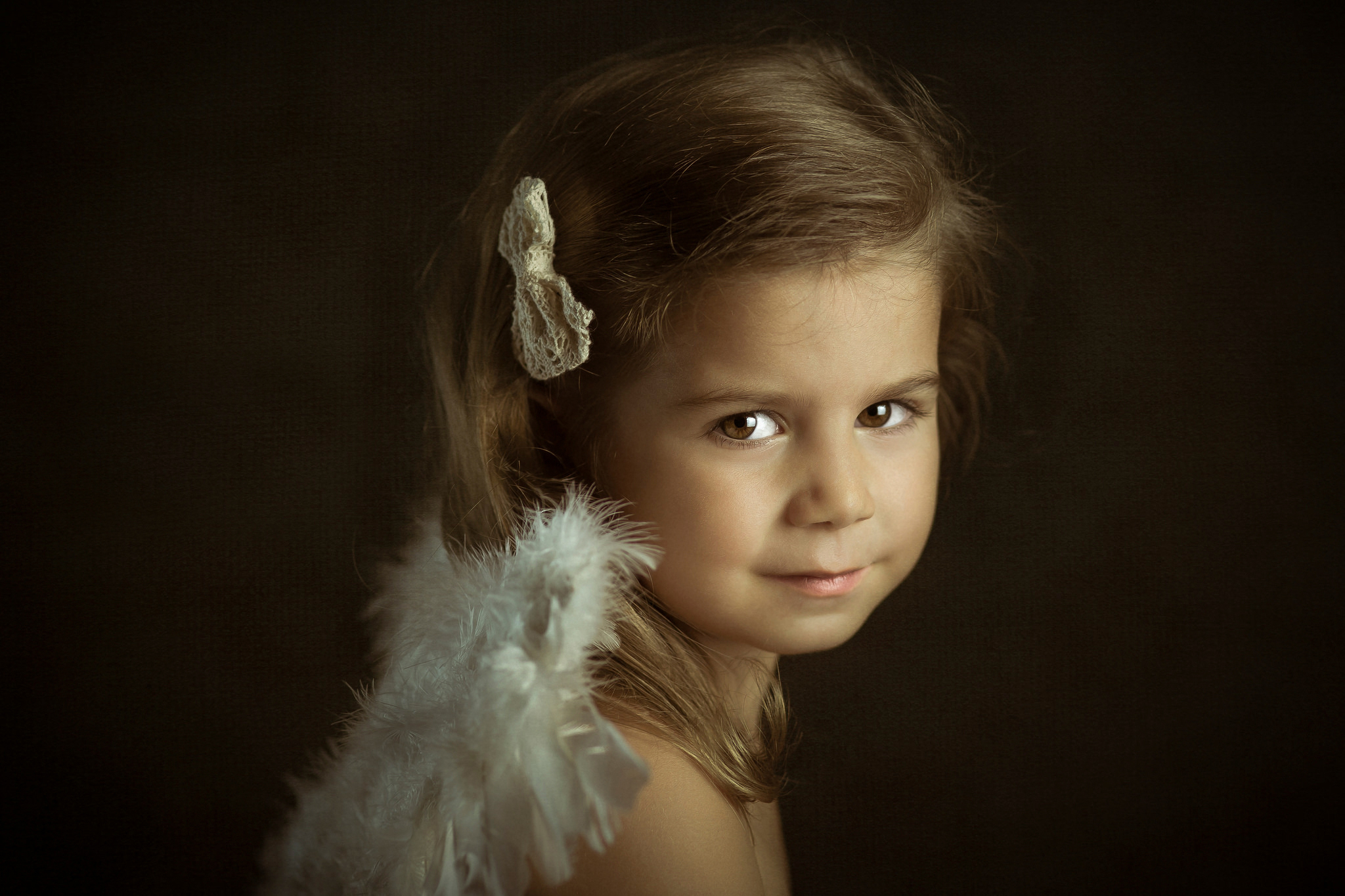 Nik little angel. Литтл Энджел. Портрет девочки. Детский фотопортрет. Серьезная маленькая девочка.