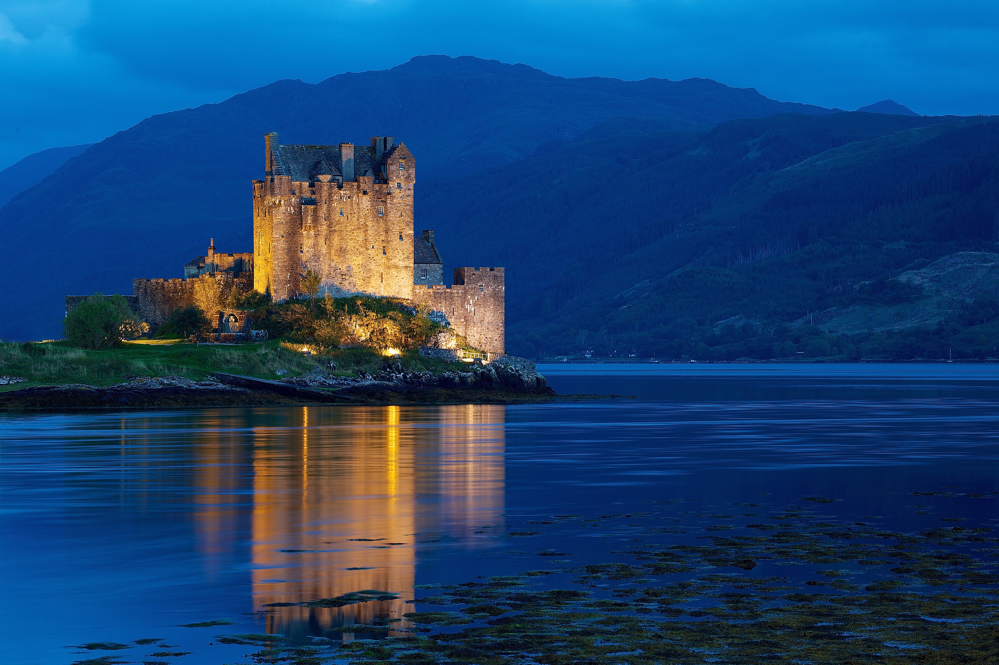 Шотландия. Шотландия Скотланд. Шотландский замок Эйлен Донан. Королевство Шотландия. Замки Шотландии ночью.