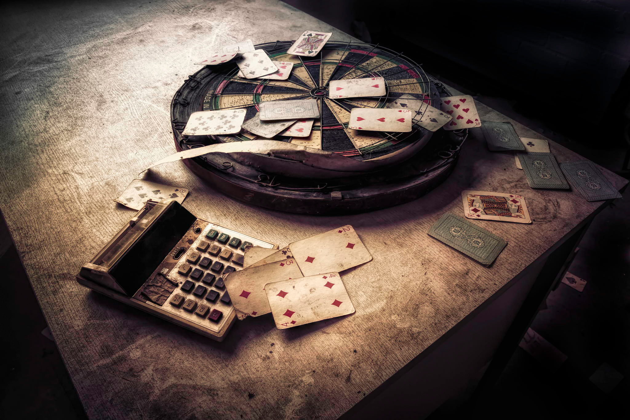 Карты деньги стол. Карточный стол. Азартные игры Эстетика. Покер фон. Покер арт.