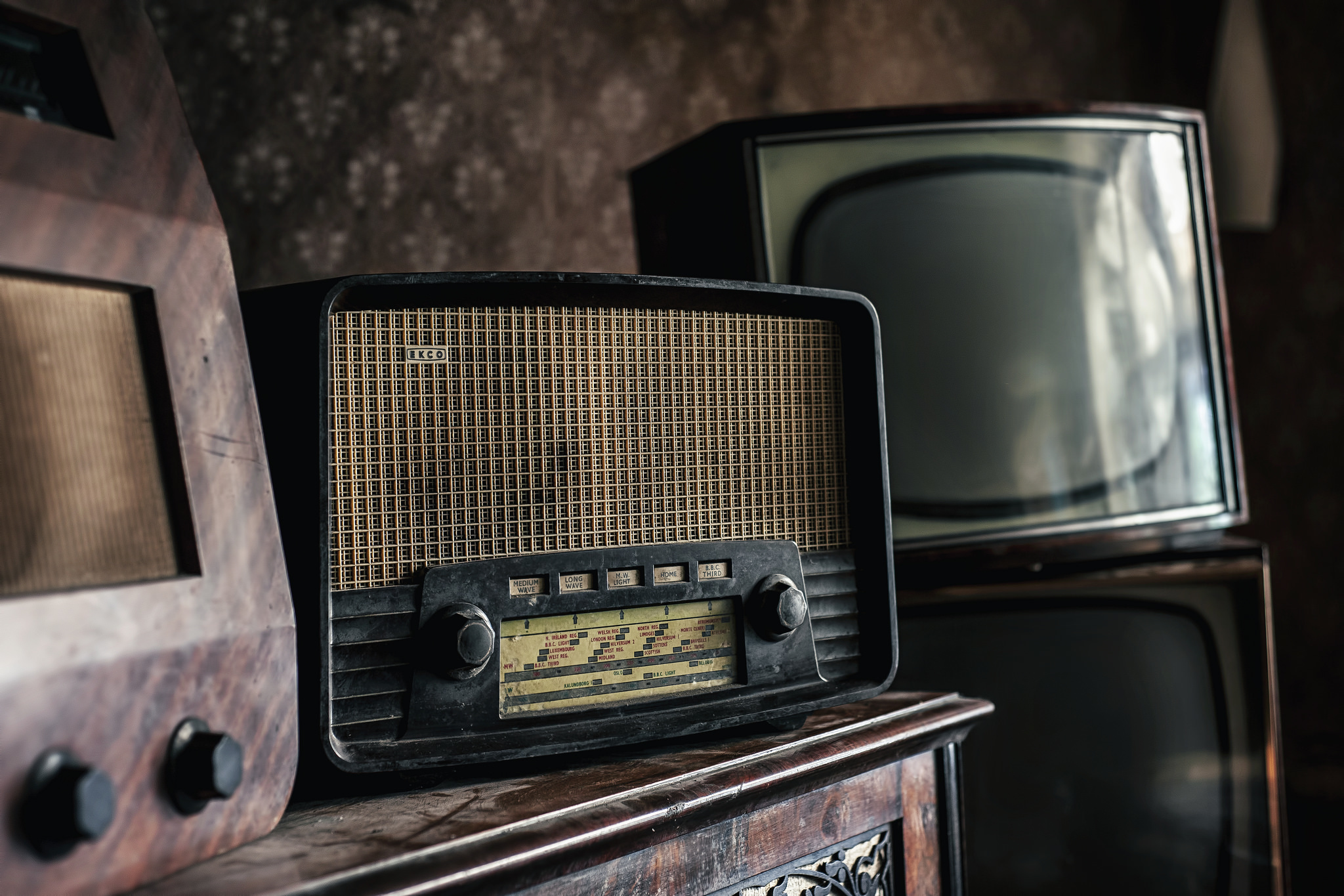 Телефон радио телевидение. Телевидение и радио. Старый телевизор. Приемник для телевизора. Телевизор и радио.