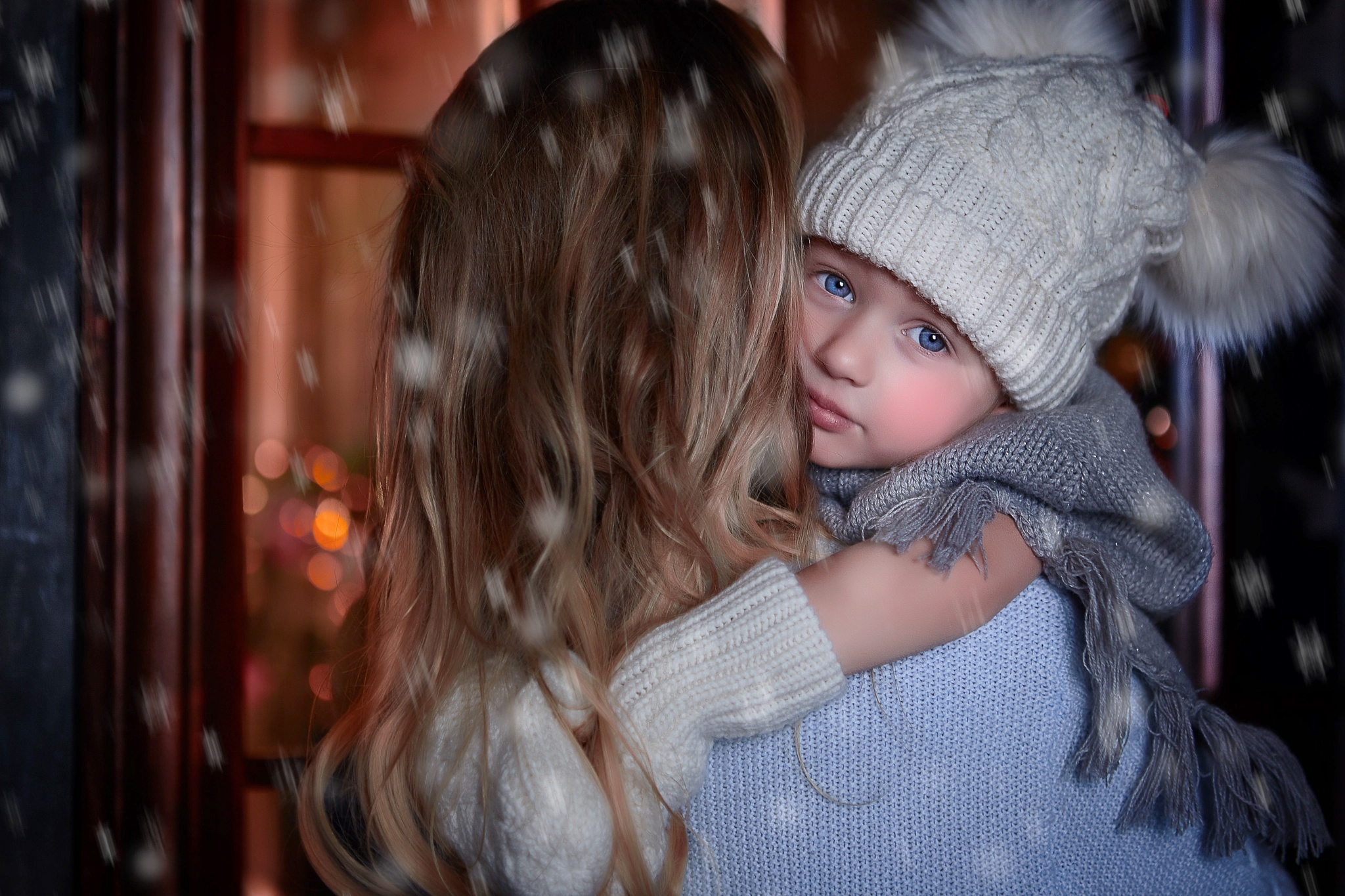 Дочь ищет родителей. Зима для детей. Зимняя фотосессия мама с дочкой. Дети обнимаются зимой. Мама обнимает ребенка зима.