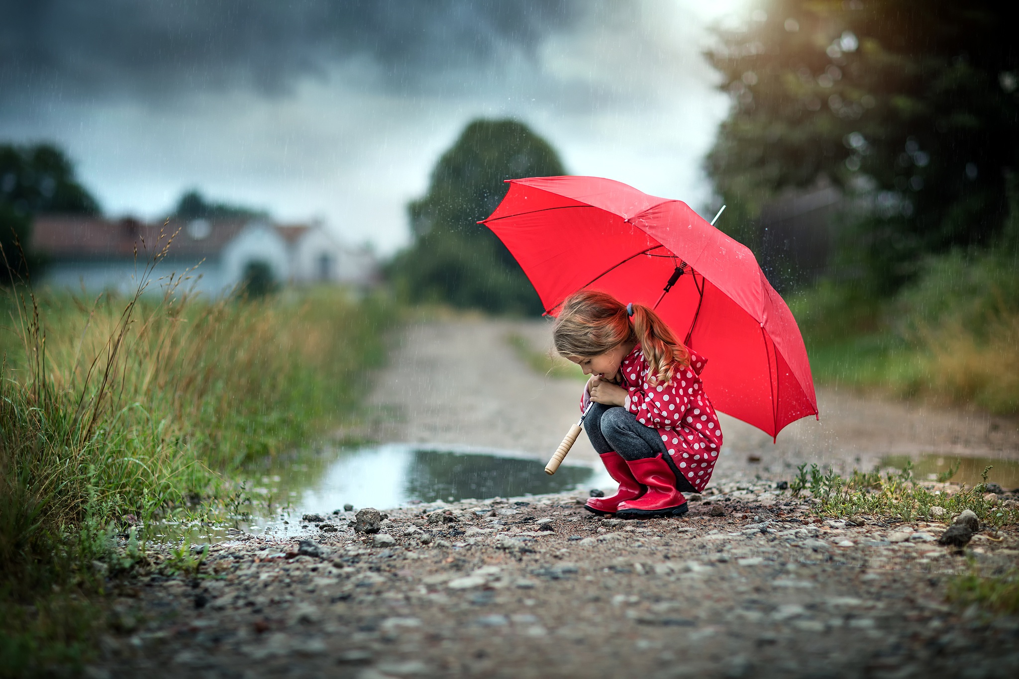 Зонтик сидит. Девочка с зонтиком. Под зонтиком. Природа дождь. Девочка под зонтиком.