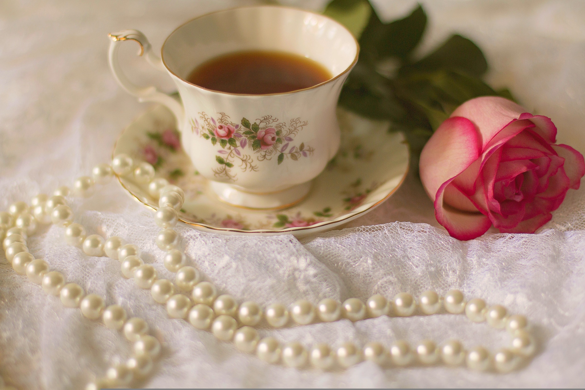 Картинка утро доброе розовое. Чай цветок. Жемчуг и цветы. Чашка чая и цветы. Чашка кофе и цветы.