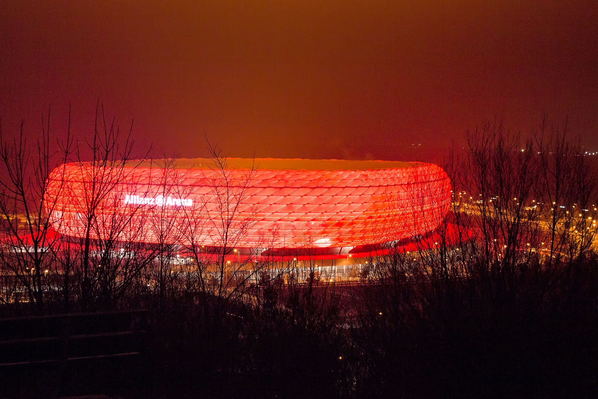 Стадион ночью. Стадион Альянц Арена. Allianz Arena в Мюнхене. Германия Аллианц Арена. Стадионы Германии Альянц Арена.