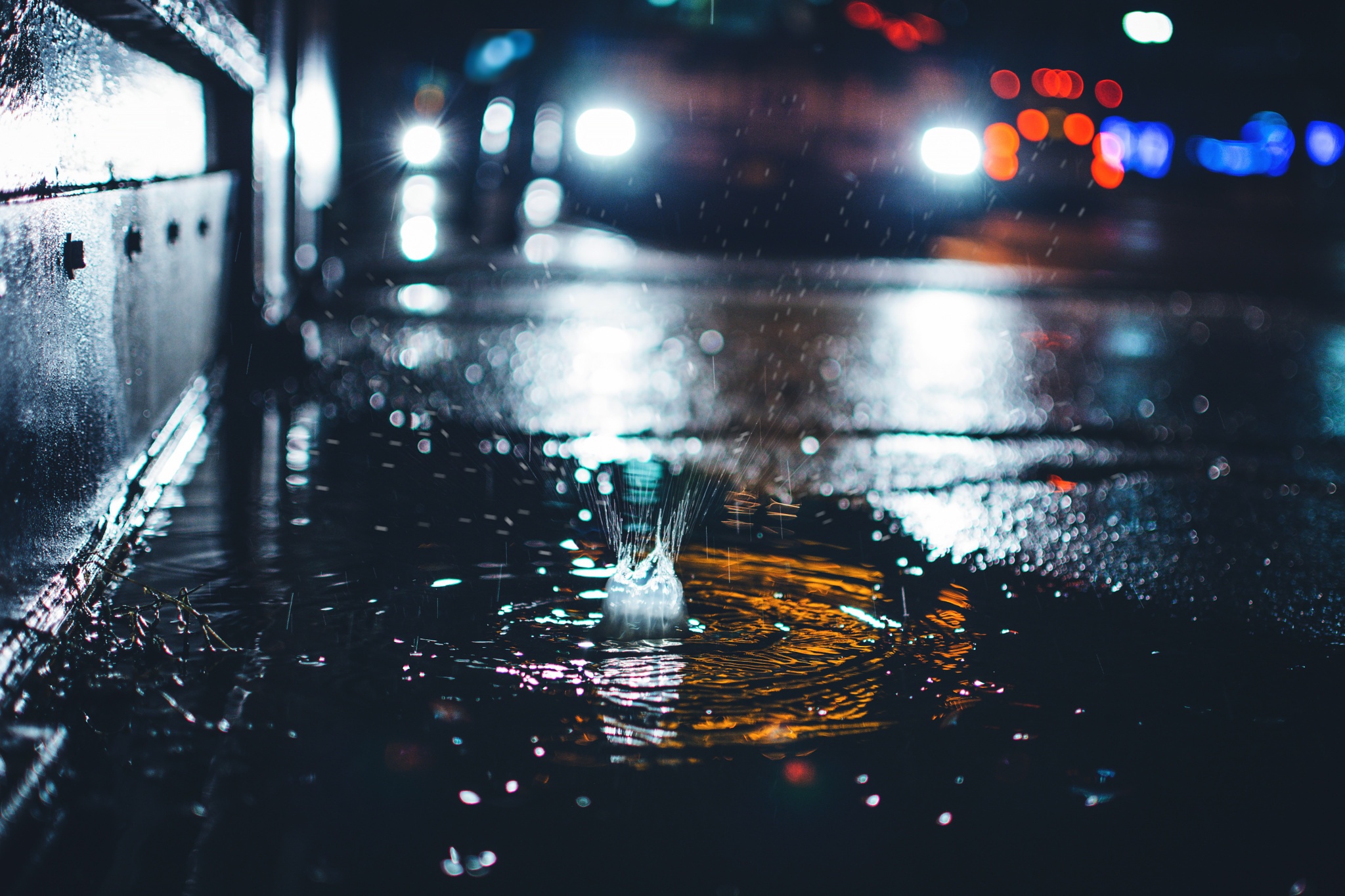 Дождь идет по песню крышам. Дождь ночью. Дождь в городе. Дождь отражение в луже. Ночной город дождь.