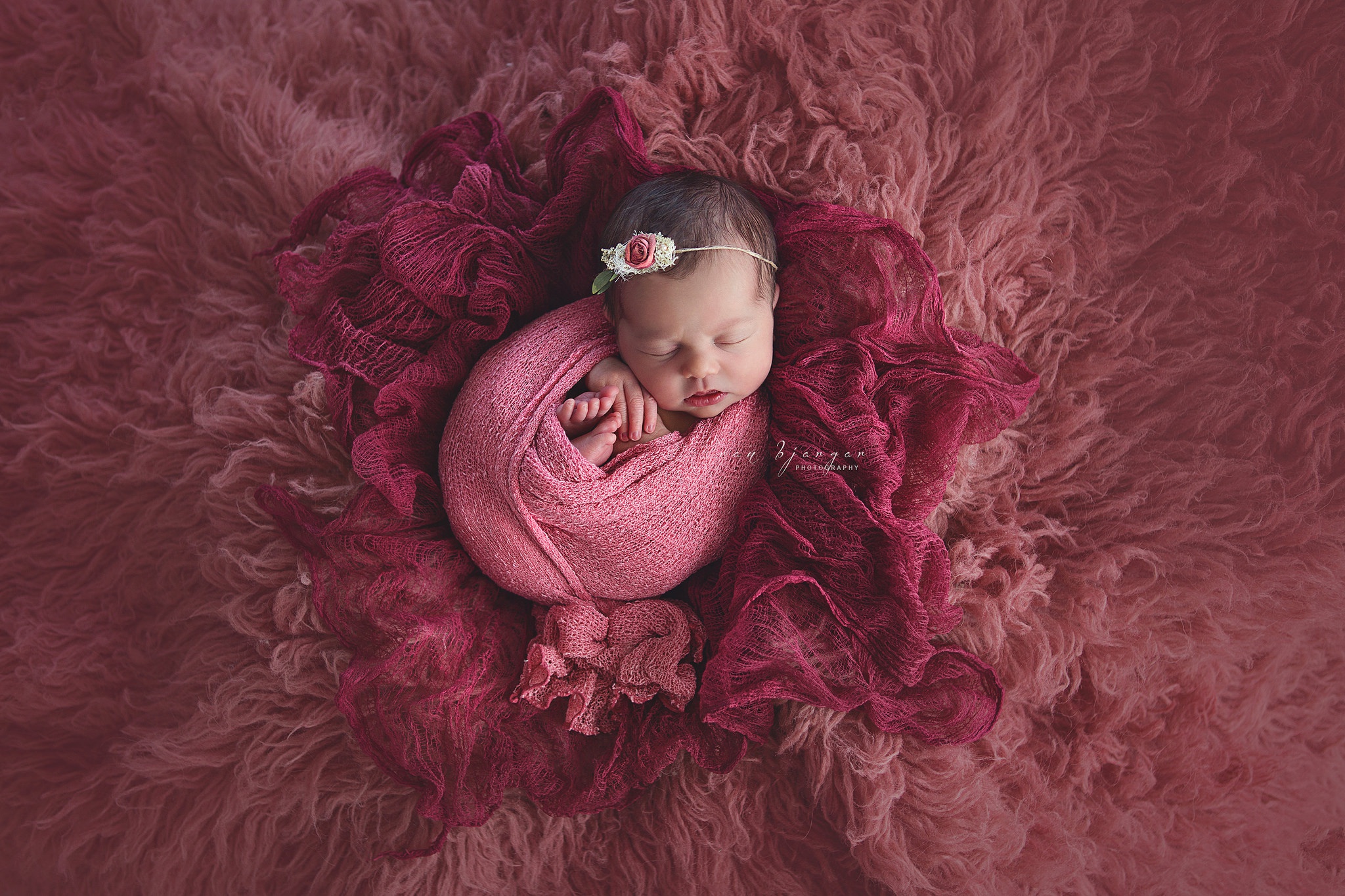 Ты уже не ребенок розовый. Фотосессия новорожденных. Младенец девочка. Новорожденная девочка. Ребенок в розовом.