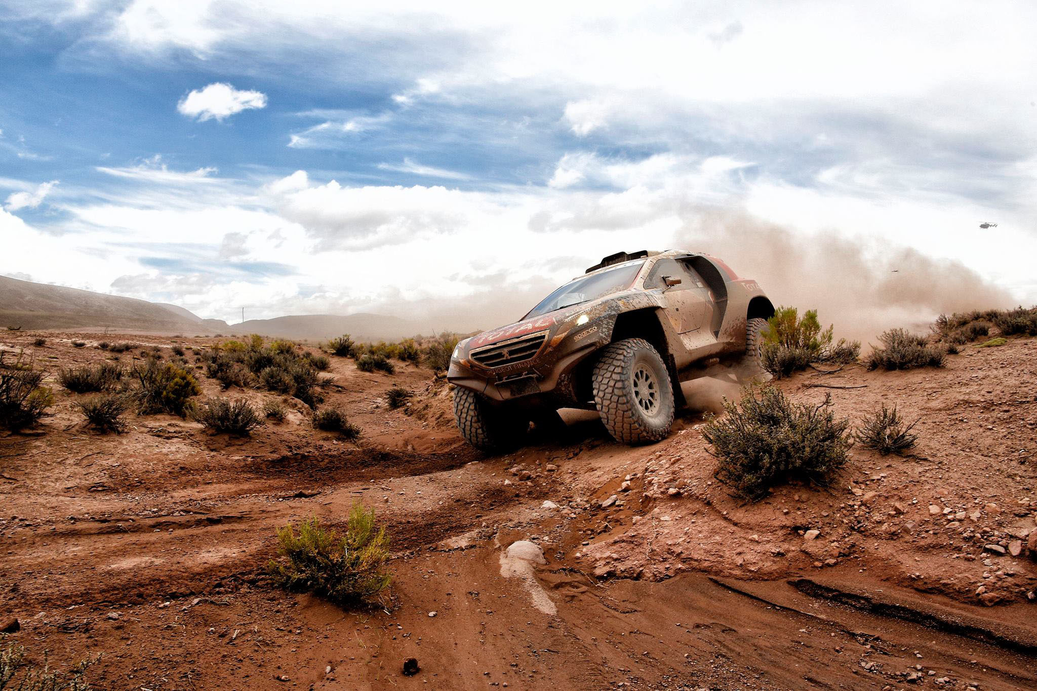 Desert rally. Машина в пустыне. Автомобили для пустыни. Пустынный джип. Разбитая машина в пустыне.